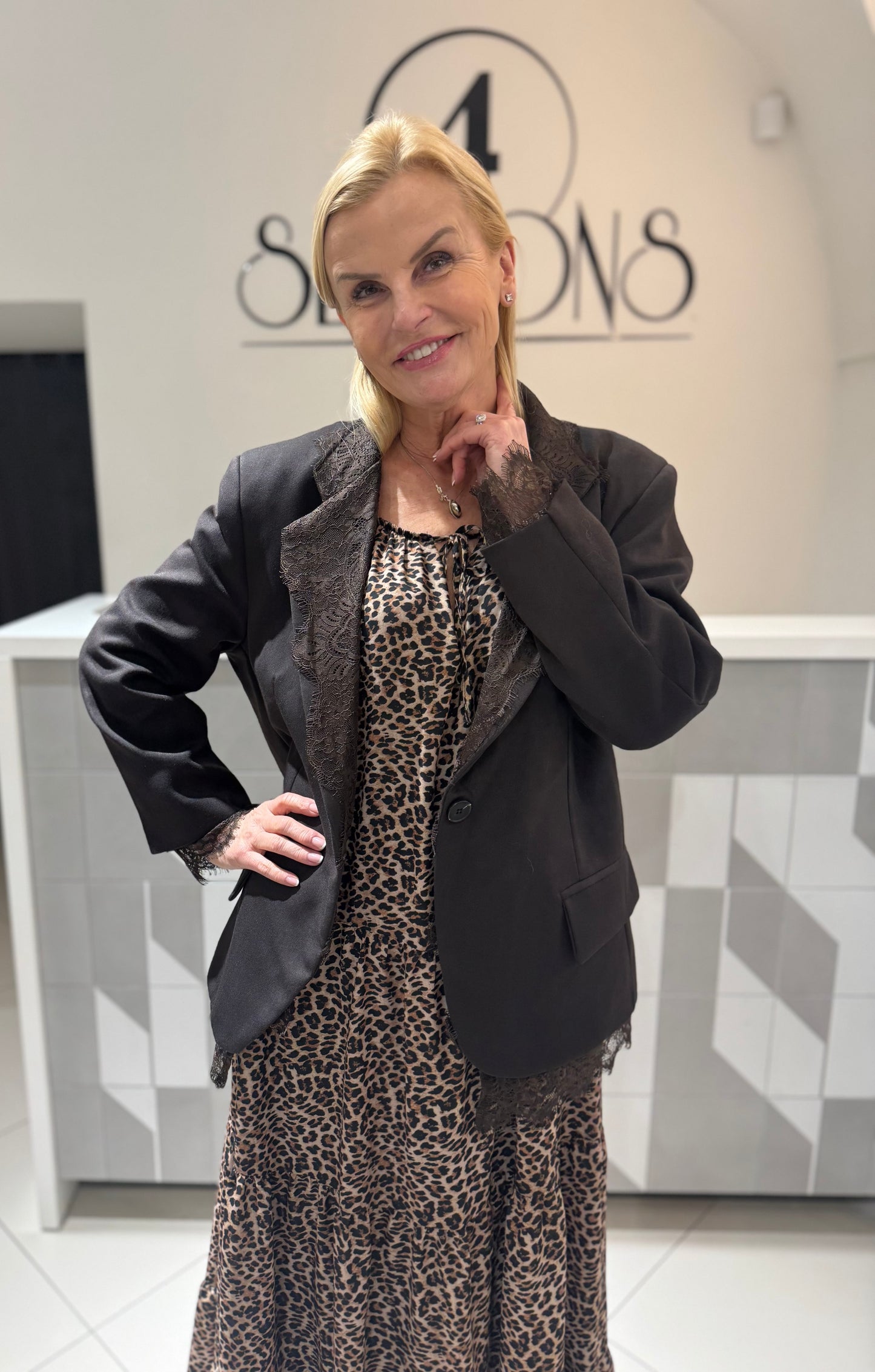 Švarkas su nėriniais Lumina (Šv155)