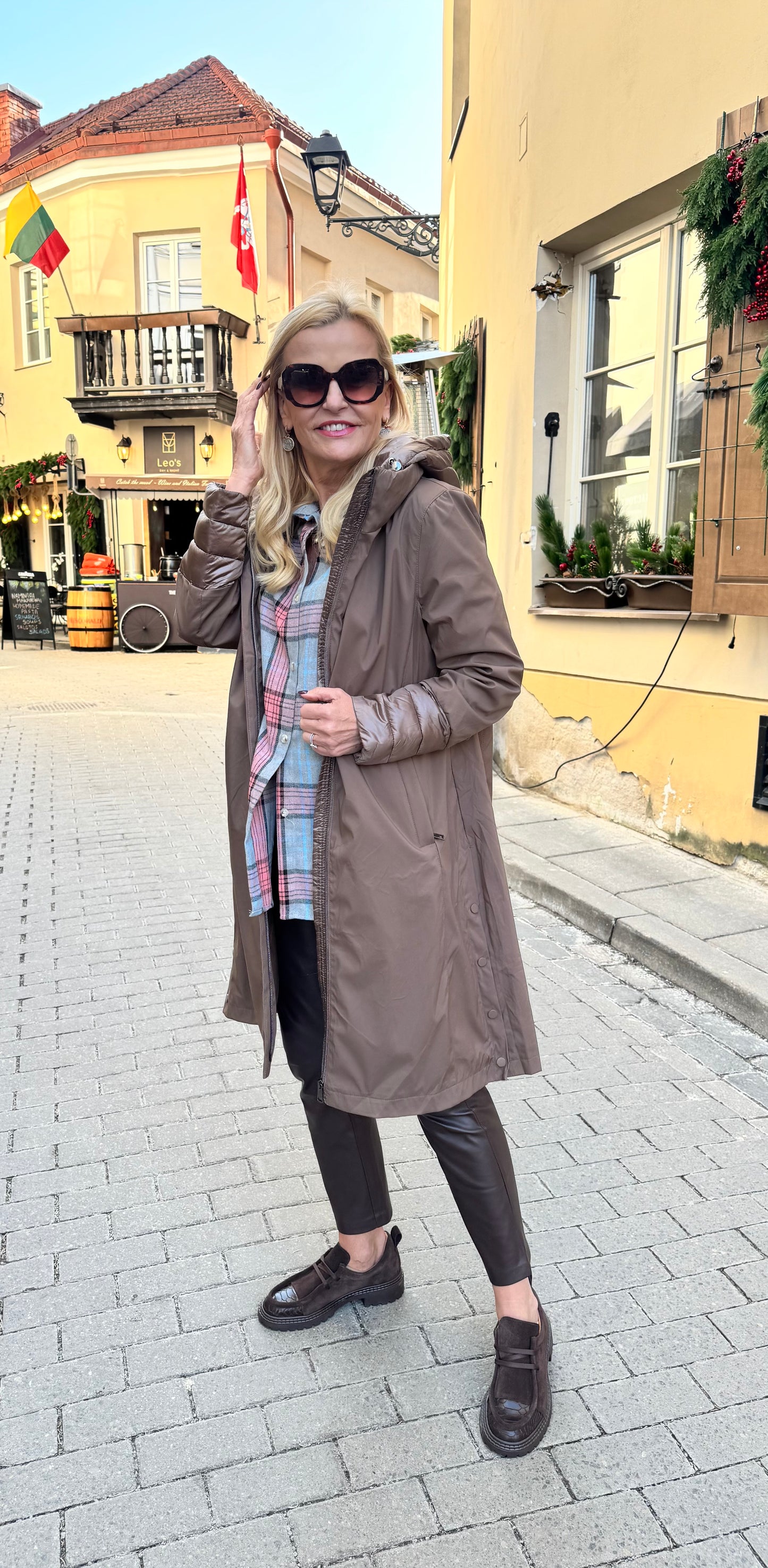 Ilga striukė su nusegamu gobtuvu (B 239)