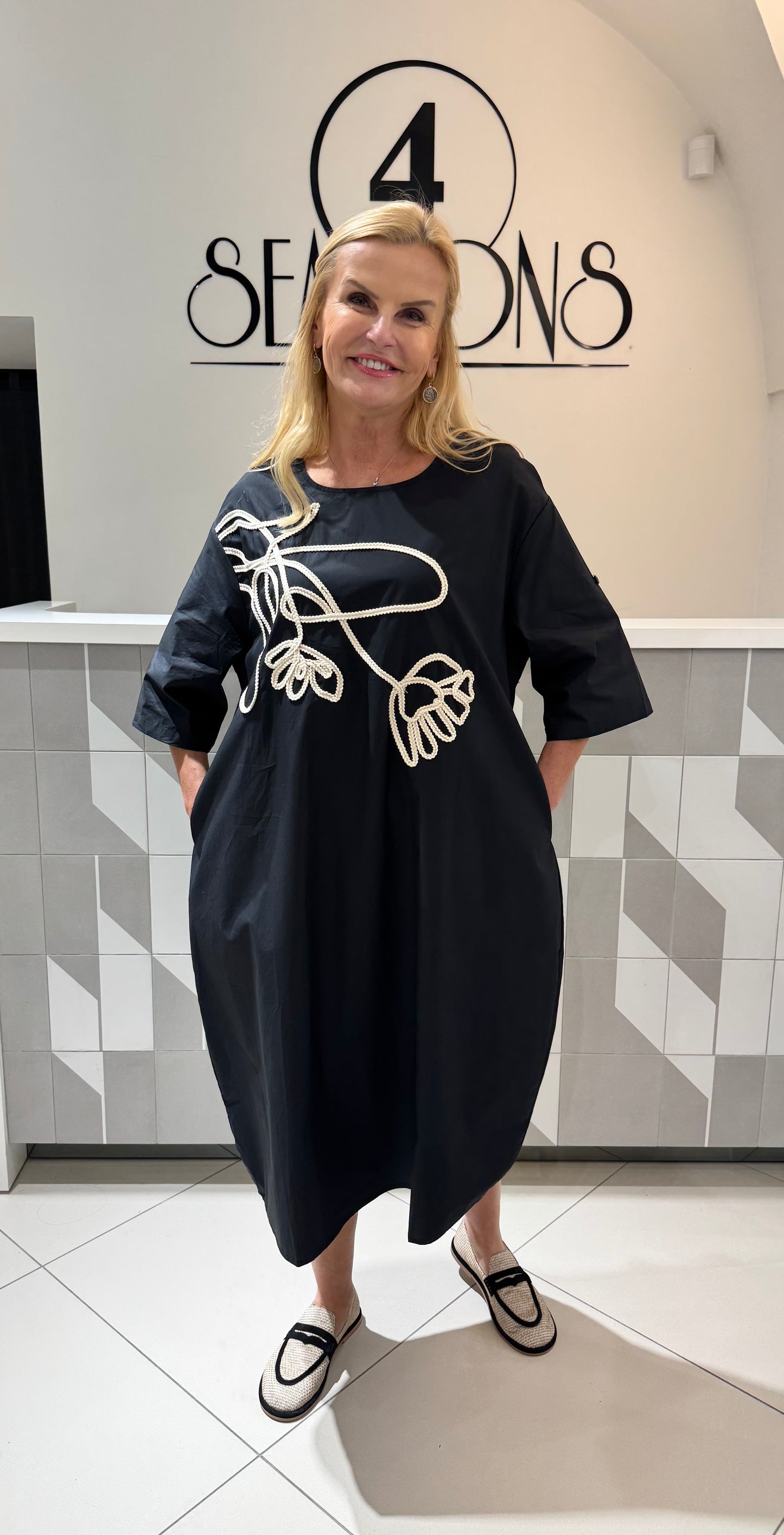 Suknelė su siuvinėta aplikacija (s191)