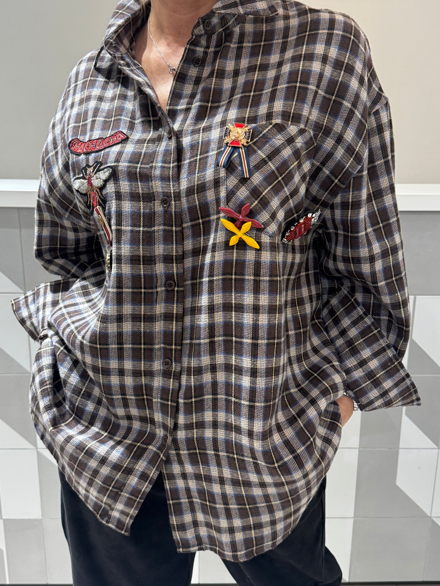 Languoti marškiniai su ženkliukais (P864)