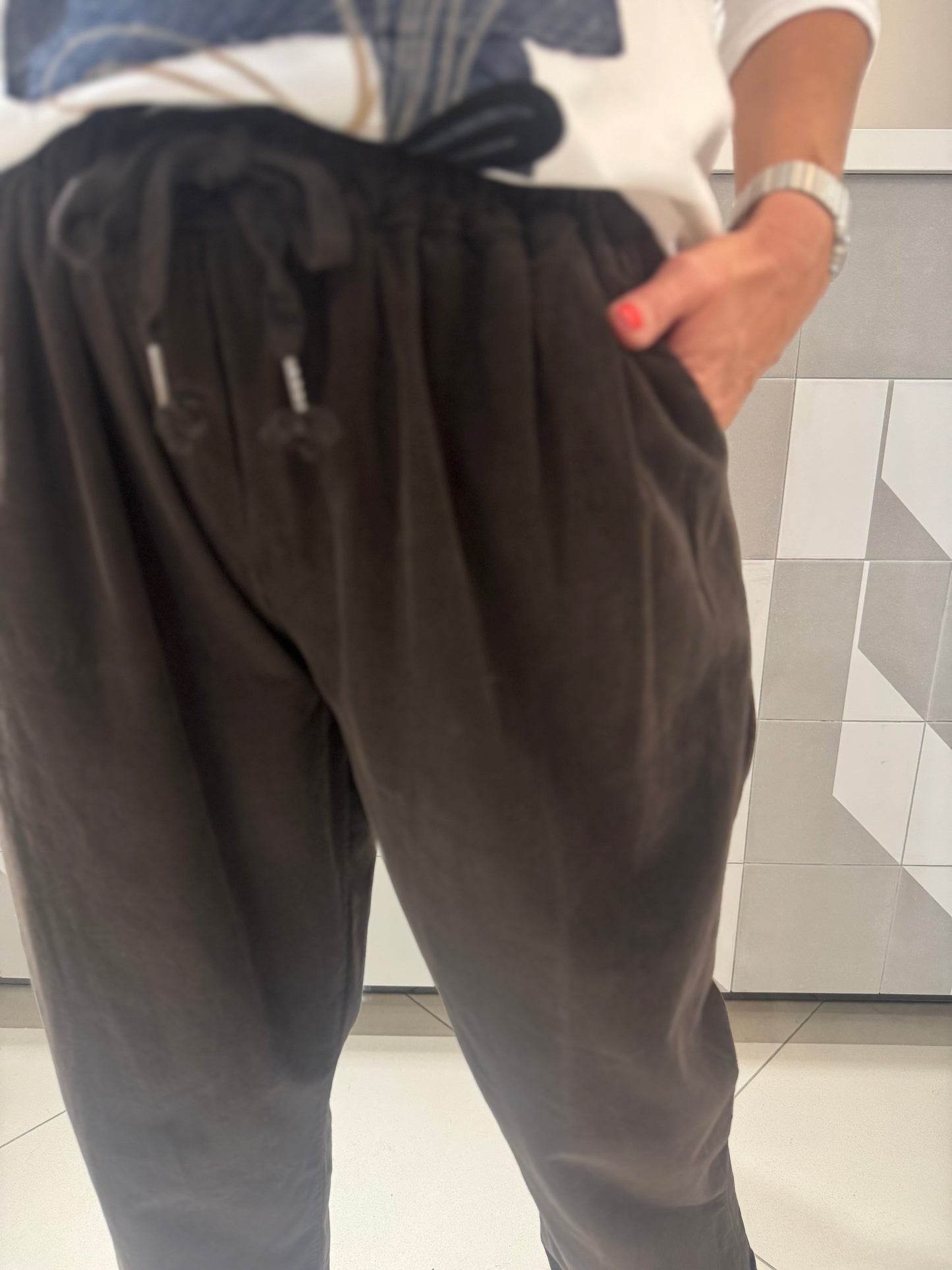 Smulkaus velvetinio audinio kelnės didesniam  dydžiui (K518)