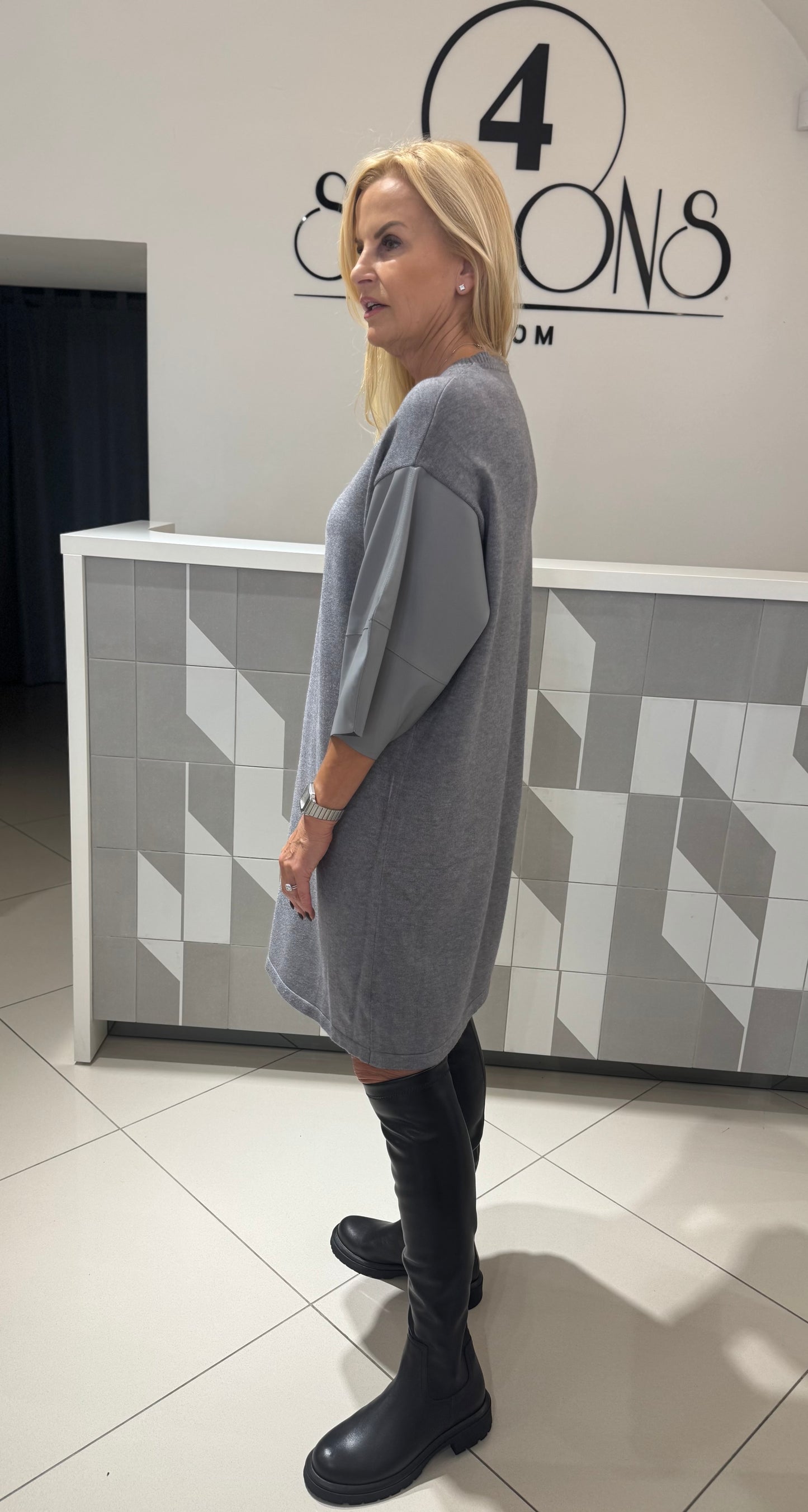 Suknelė su eko odos rankovėmis (S112)