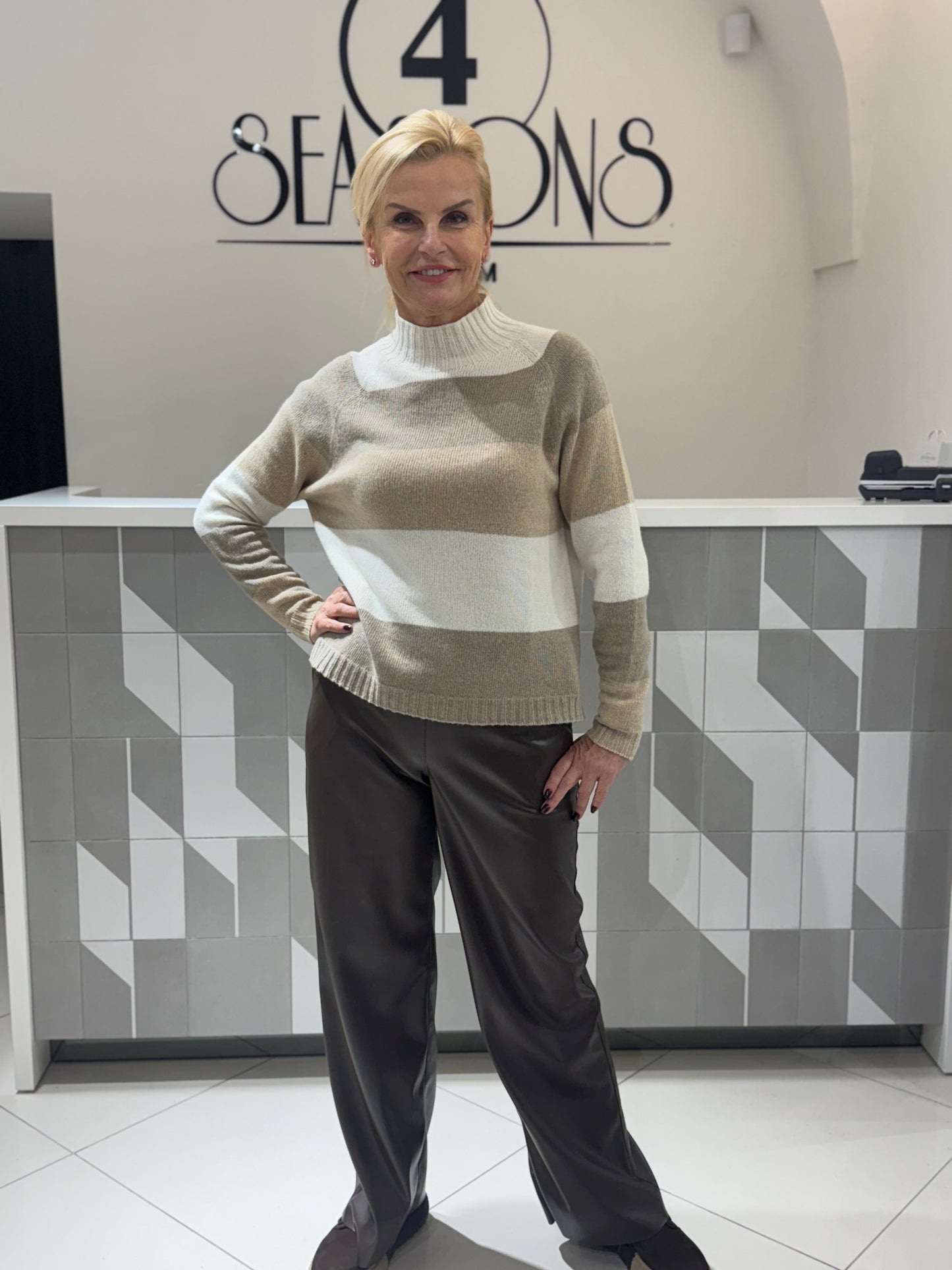 Megztukas su aukštesniu kaklu (M474)