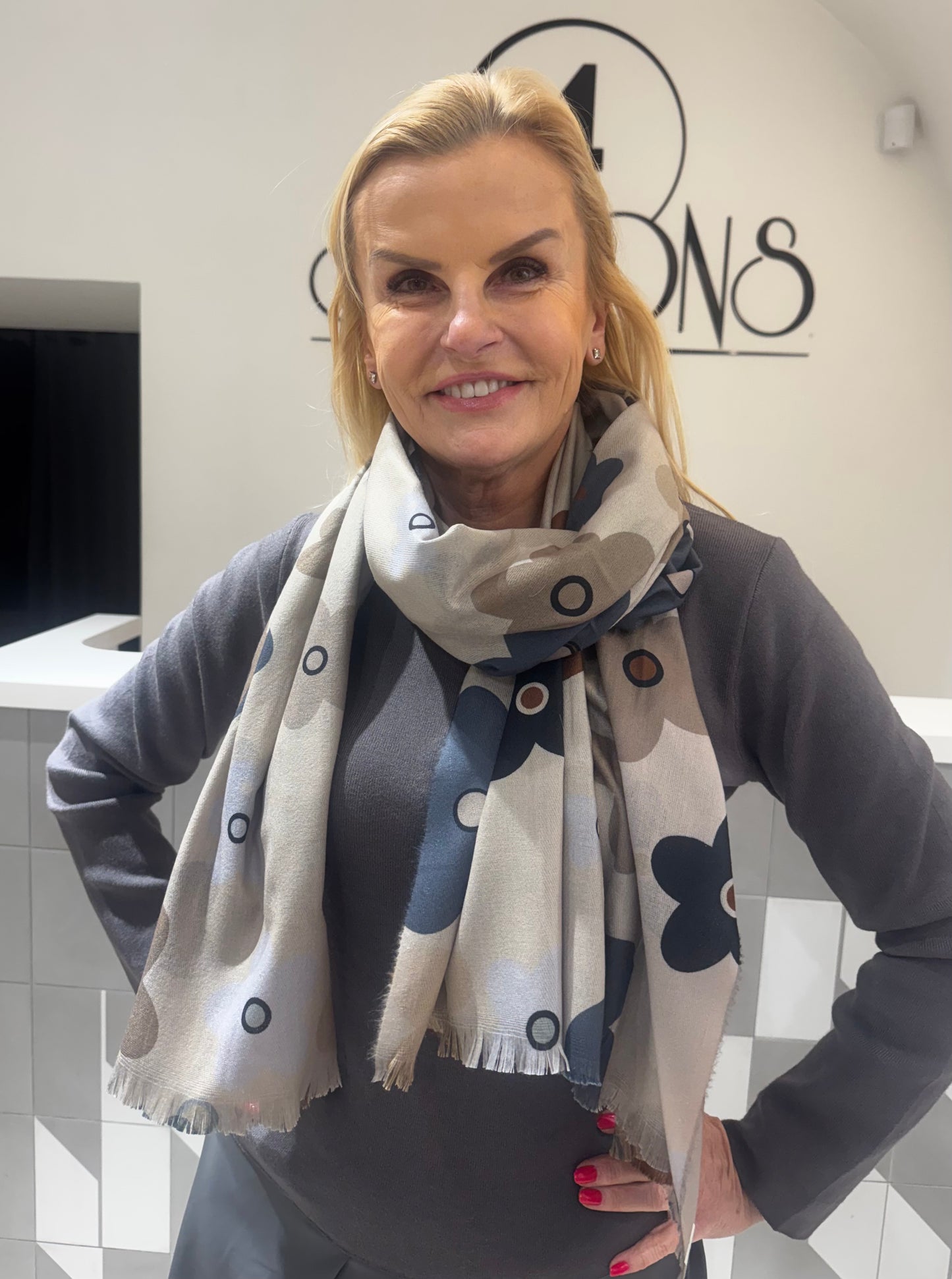 Šalikas su gėlėmis (D57)