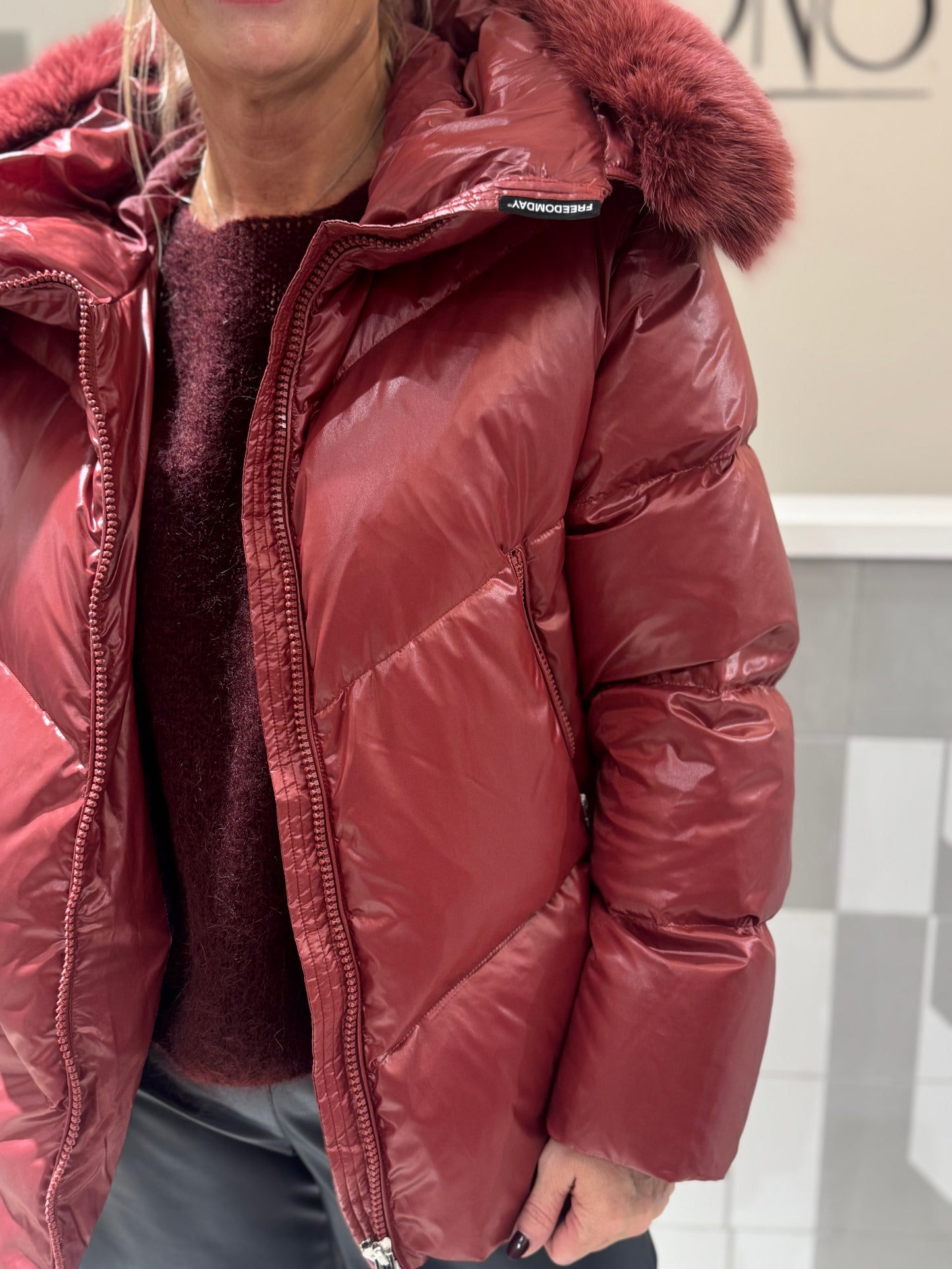 Freedomday striukė su lapės apykakle (B157)