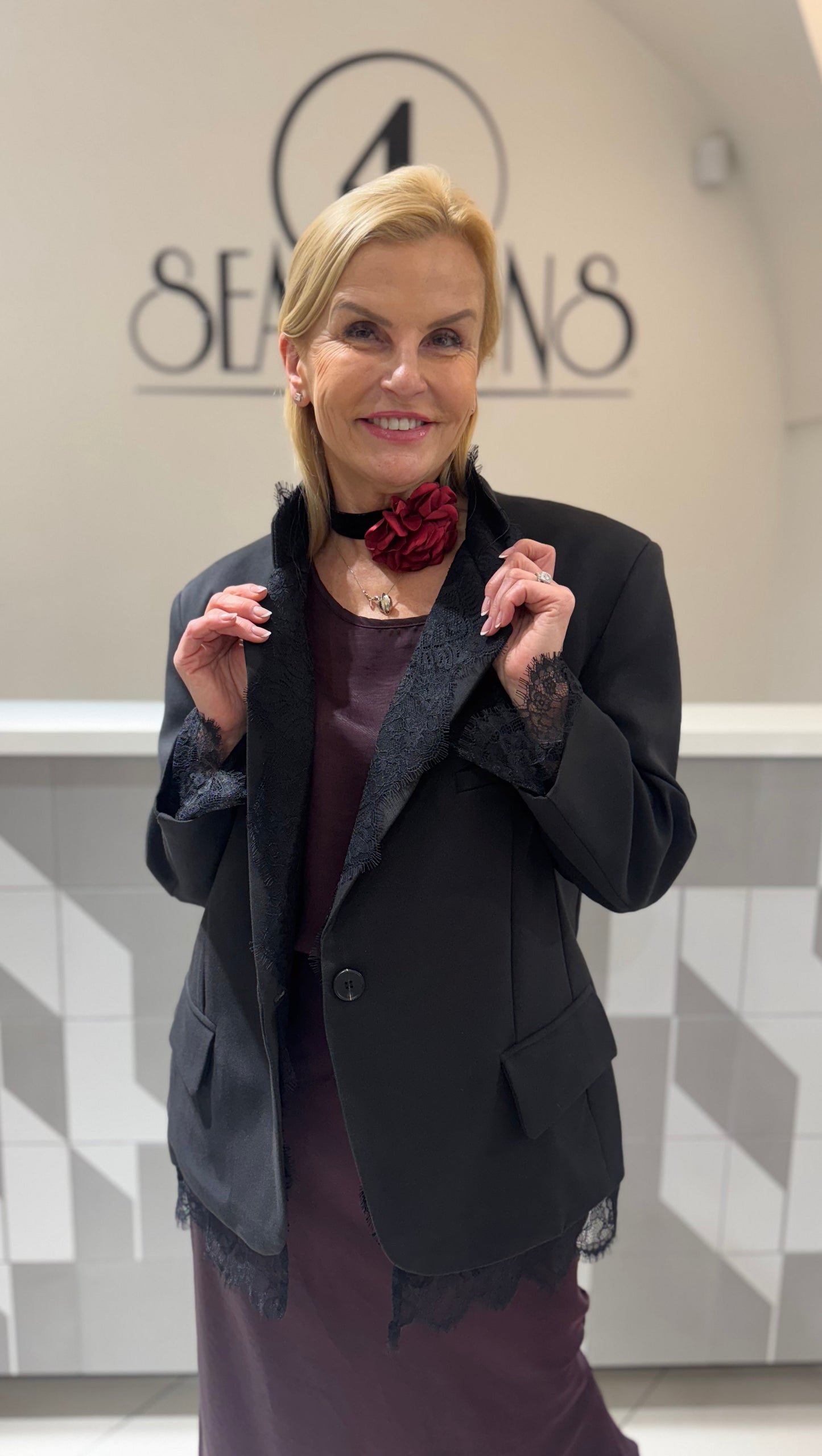 Švarkas su nėriniais Lumina (Šv155)