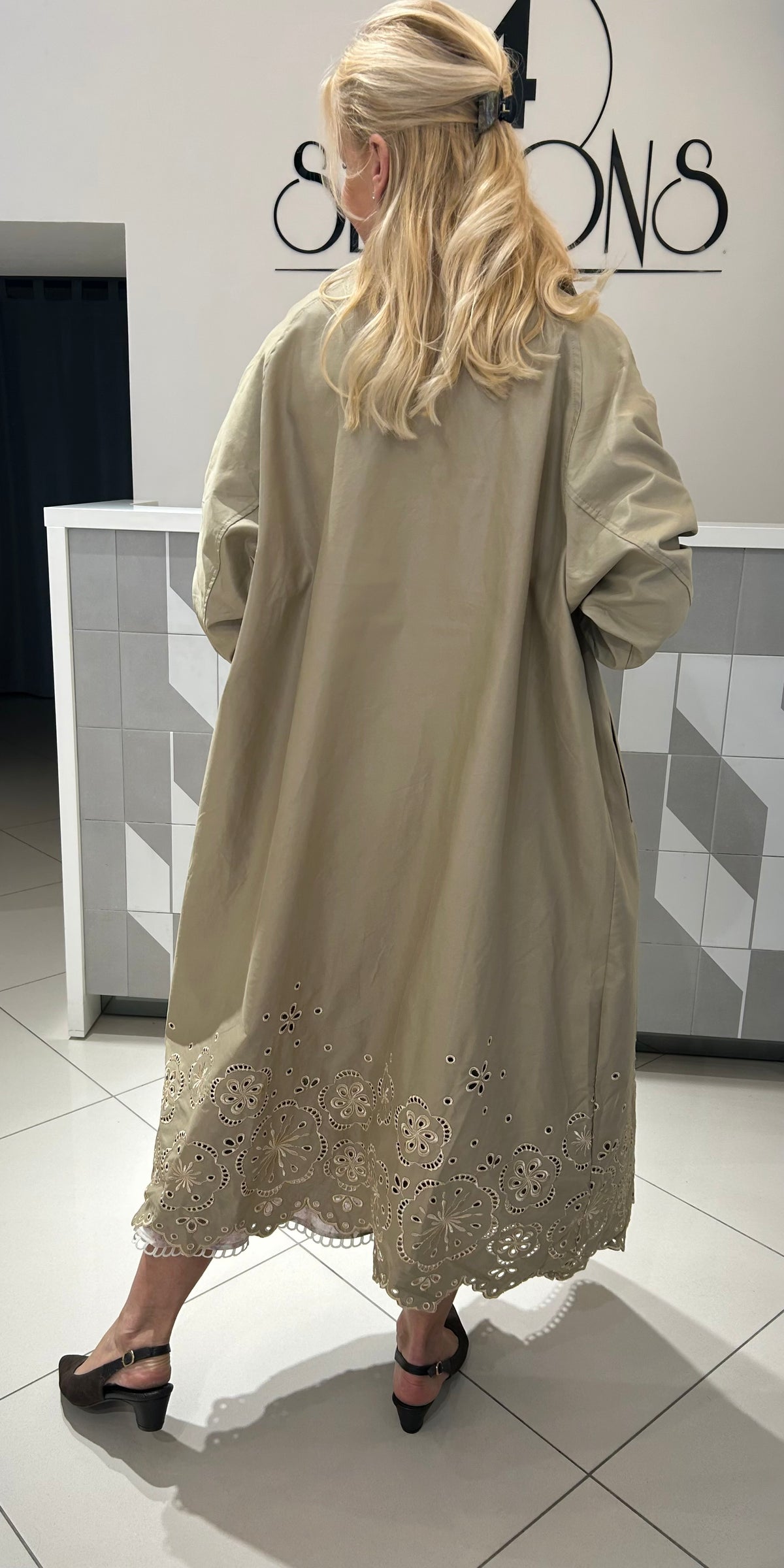 Lietpaltis su dekoratyvia siuvinėta apačia (modelis didintas) (it20)