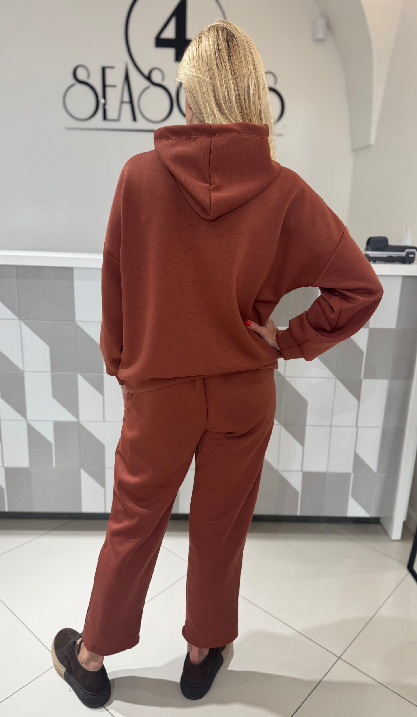 Laisvalaikio kostiumas (ko180)