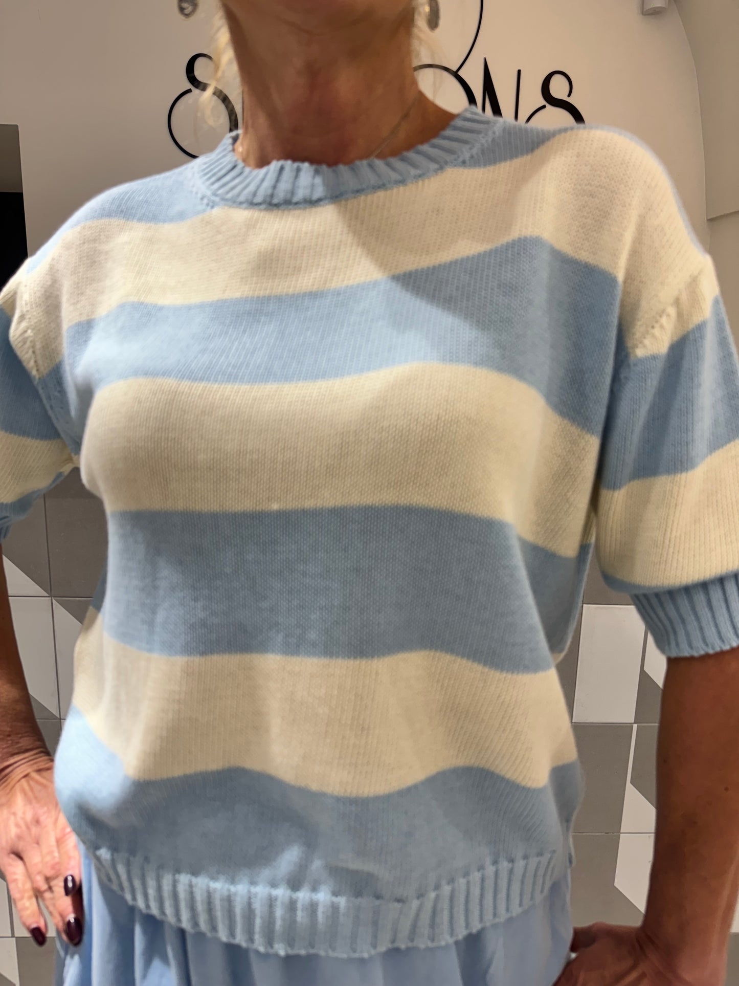 Dryžuotas megztukas trumpomis rankovėmis (m543)