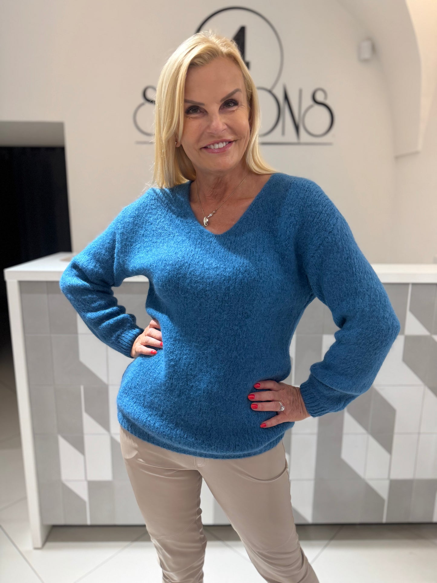 Megztinis (V iškirptė)(M413)