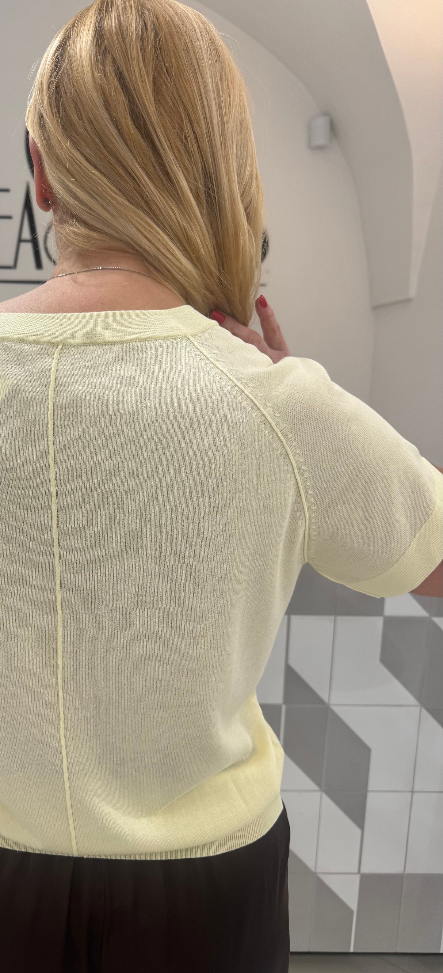 Megztukas trumpomis rankovėmis(M557)