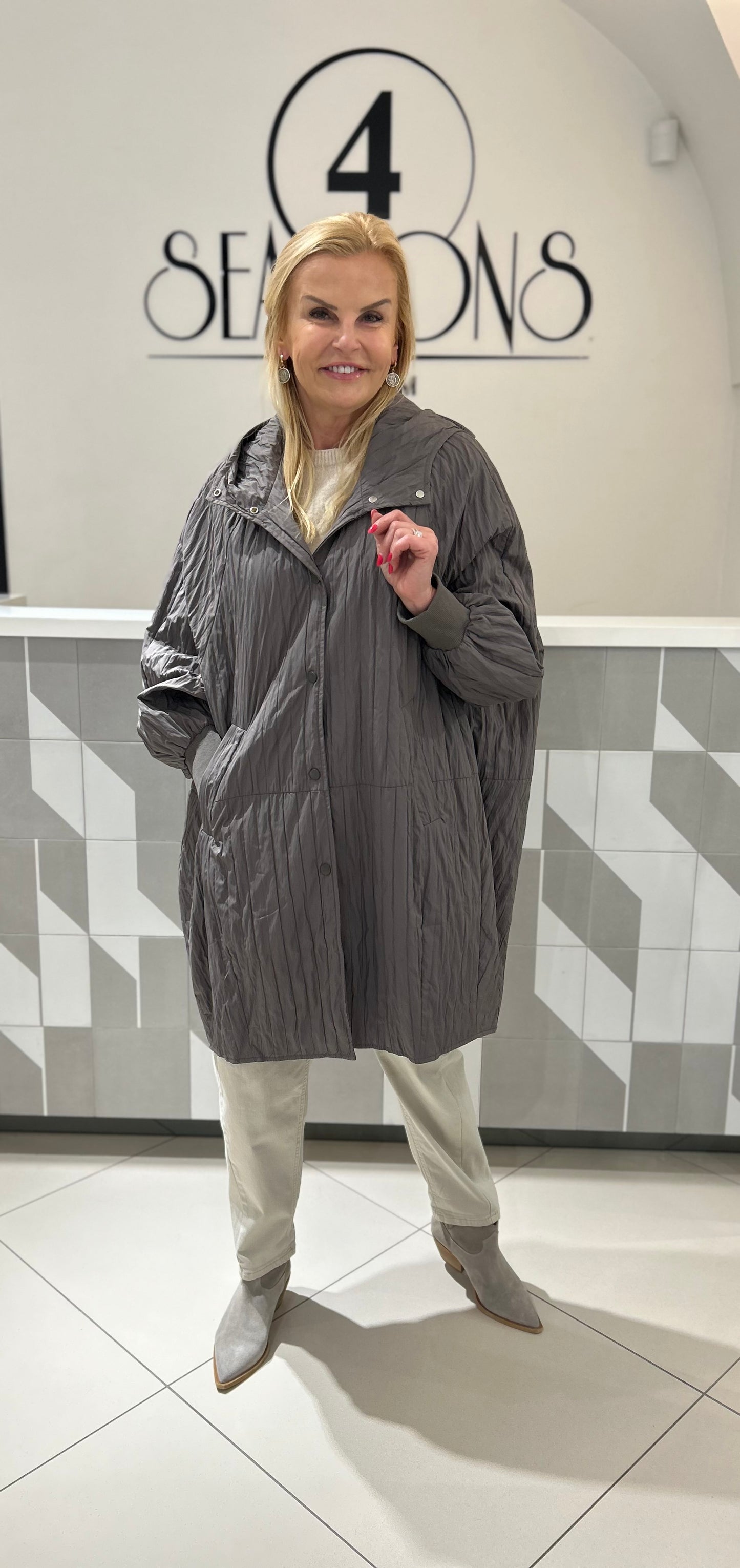 Pusilgė striukė (b228)