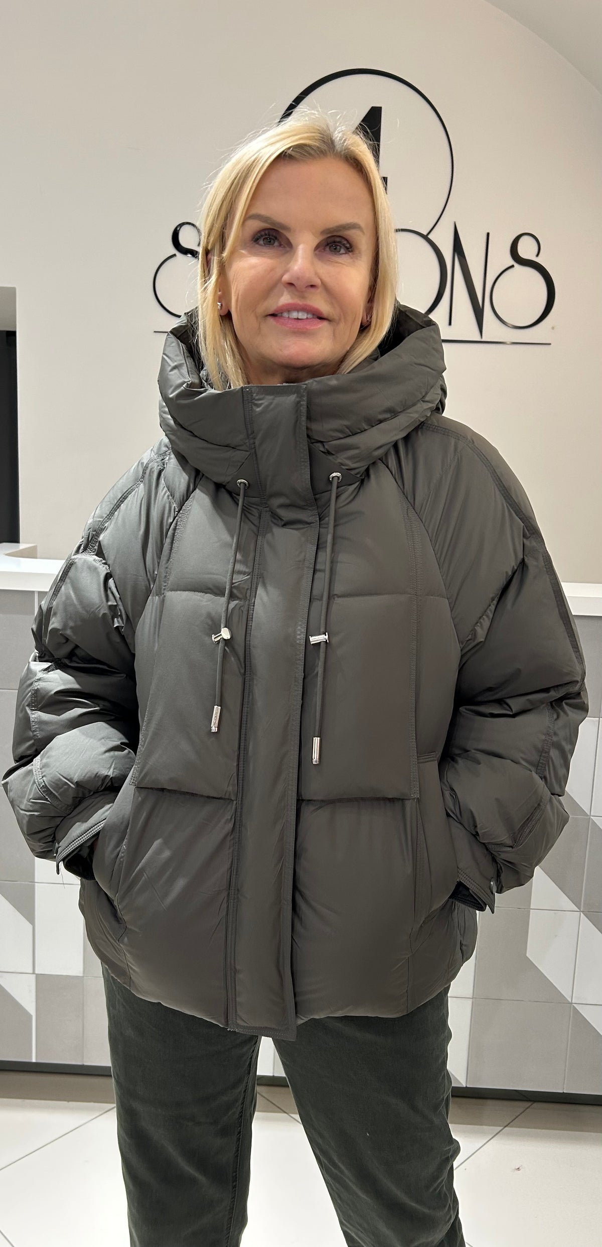 Trumpa pūkinė striukė (B254)