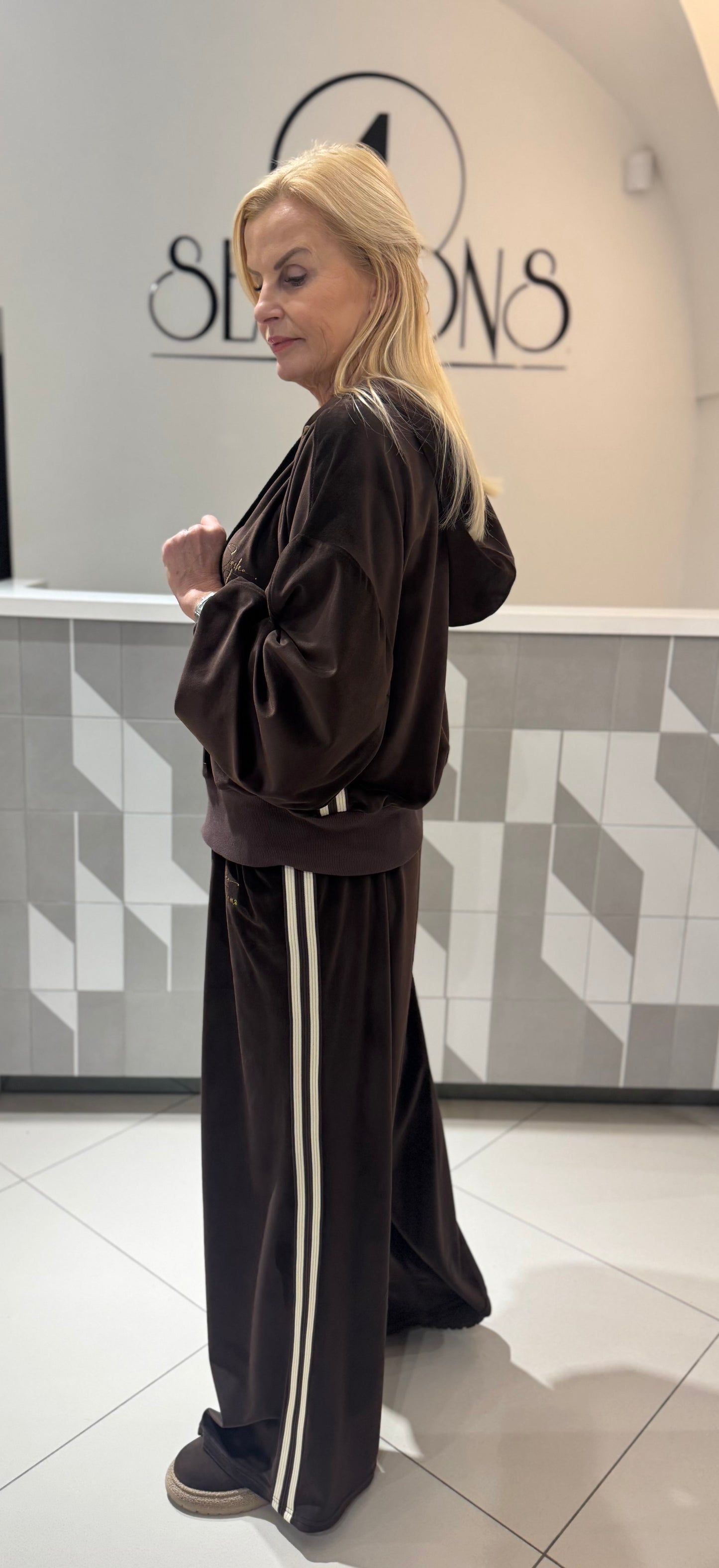 Laisvalaikio kostiumas veliūrinio audinio didesniam dydžiui (Ko197)
