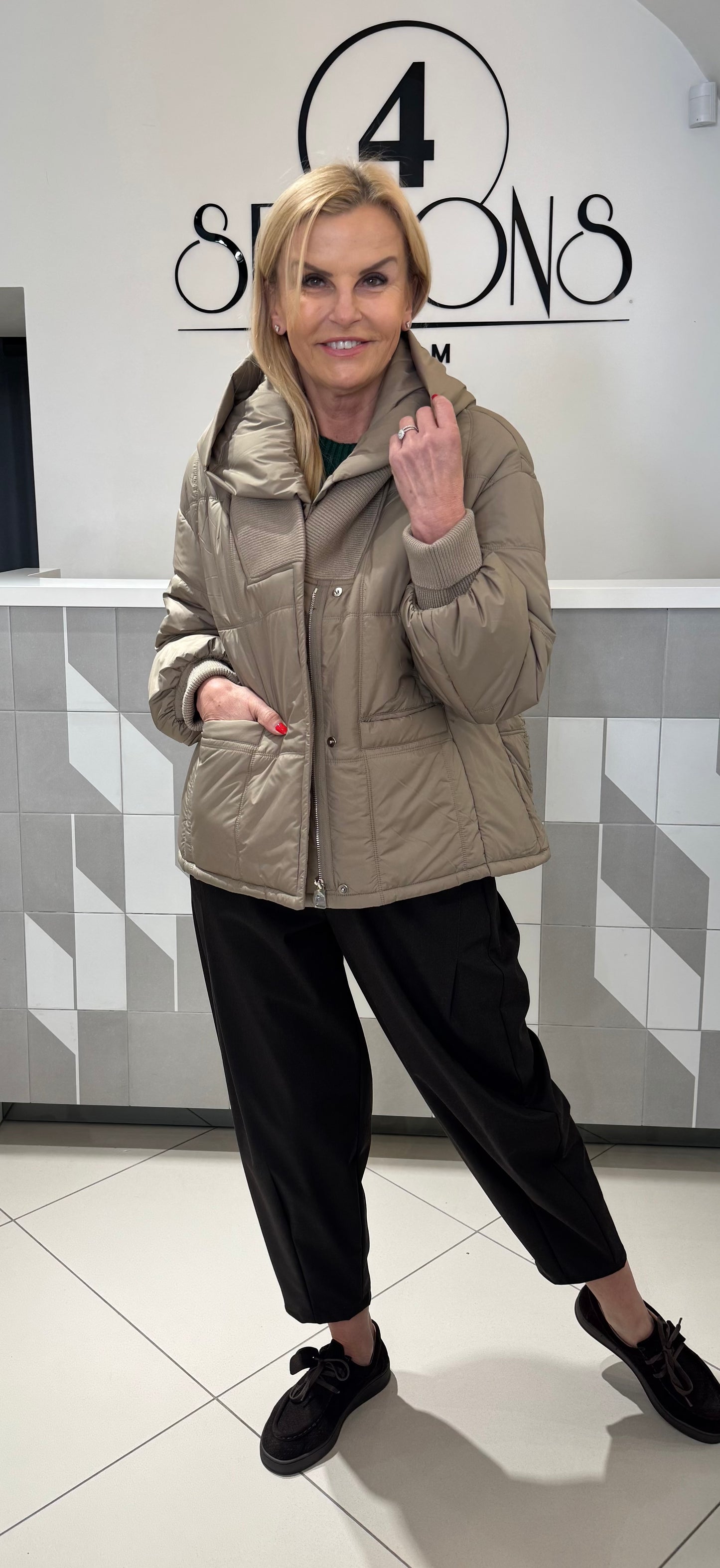 Striukė su išsegamu kapišonu (b226)
