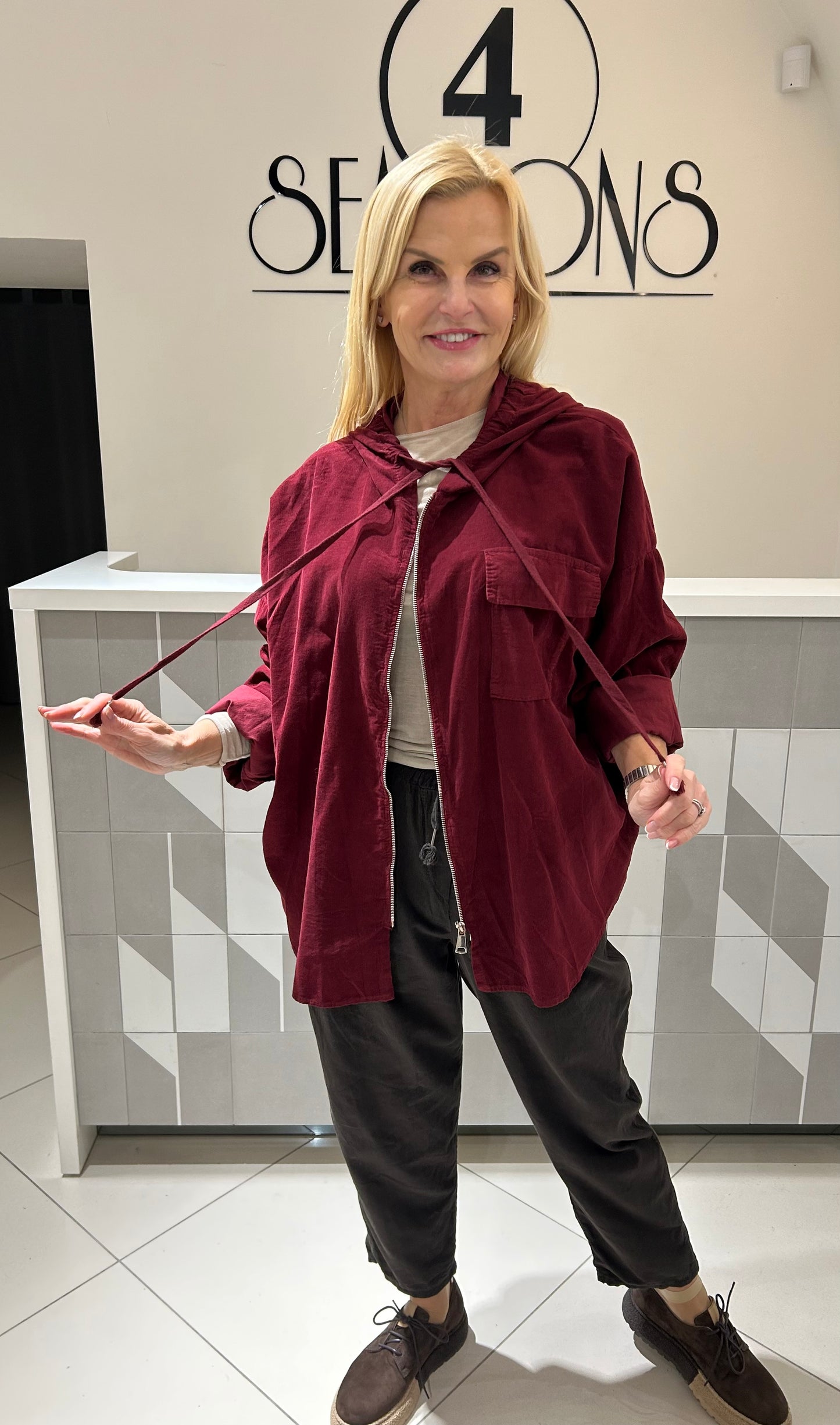 Smulkaus velvetinio audinio bliuzonas su užtrauktuku didesniam dydžiui(B153)