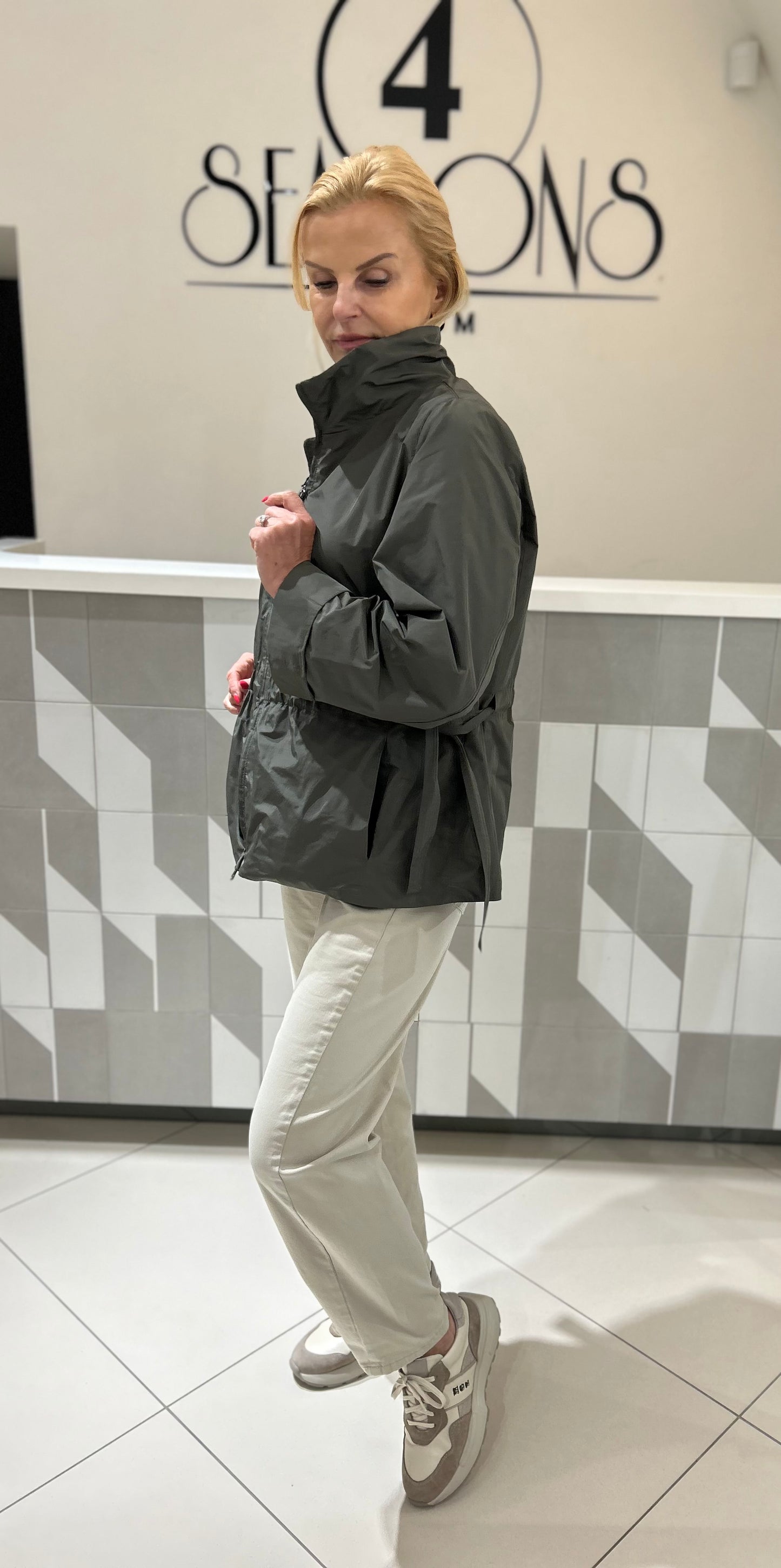 Trumpas lietpaltis su pamušalu (B232)