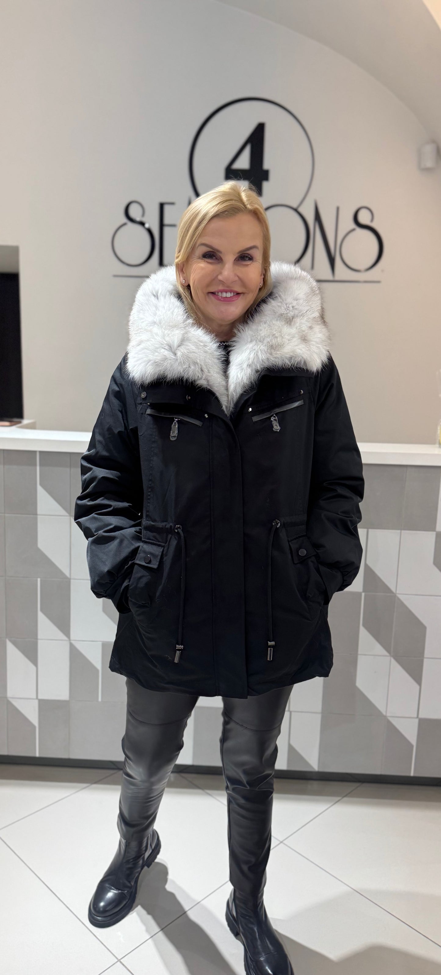 Striukė/parka su natūraliu  kailiu ir išsegamu vidumi  (b211)