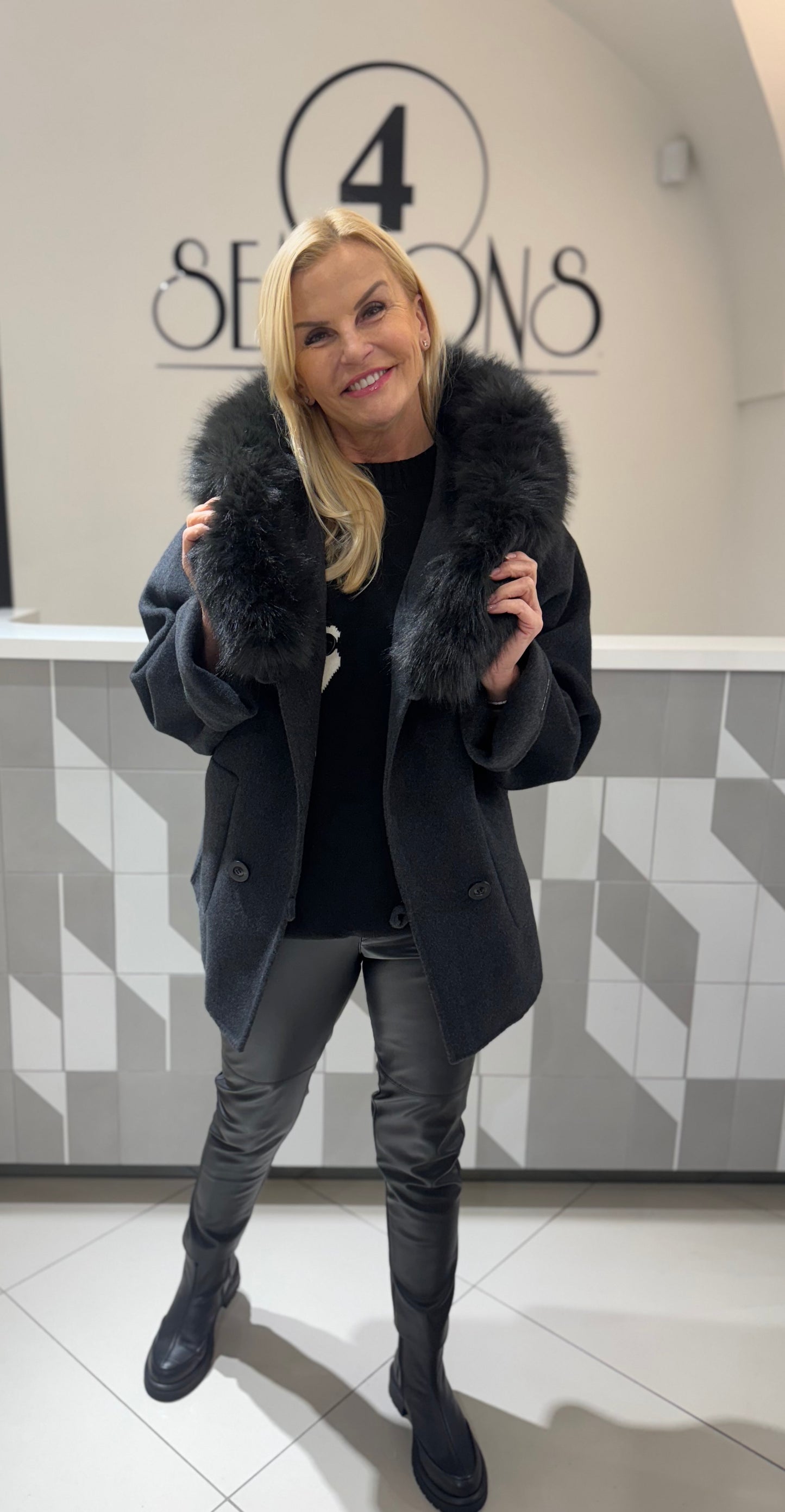 Trumpas puspaltis su kailiu (Pl79) modelis didintas