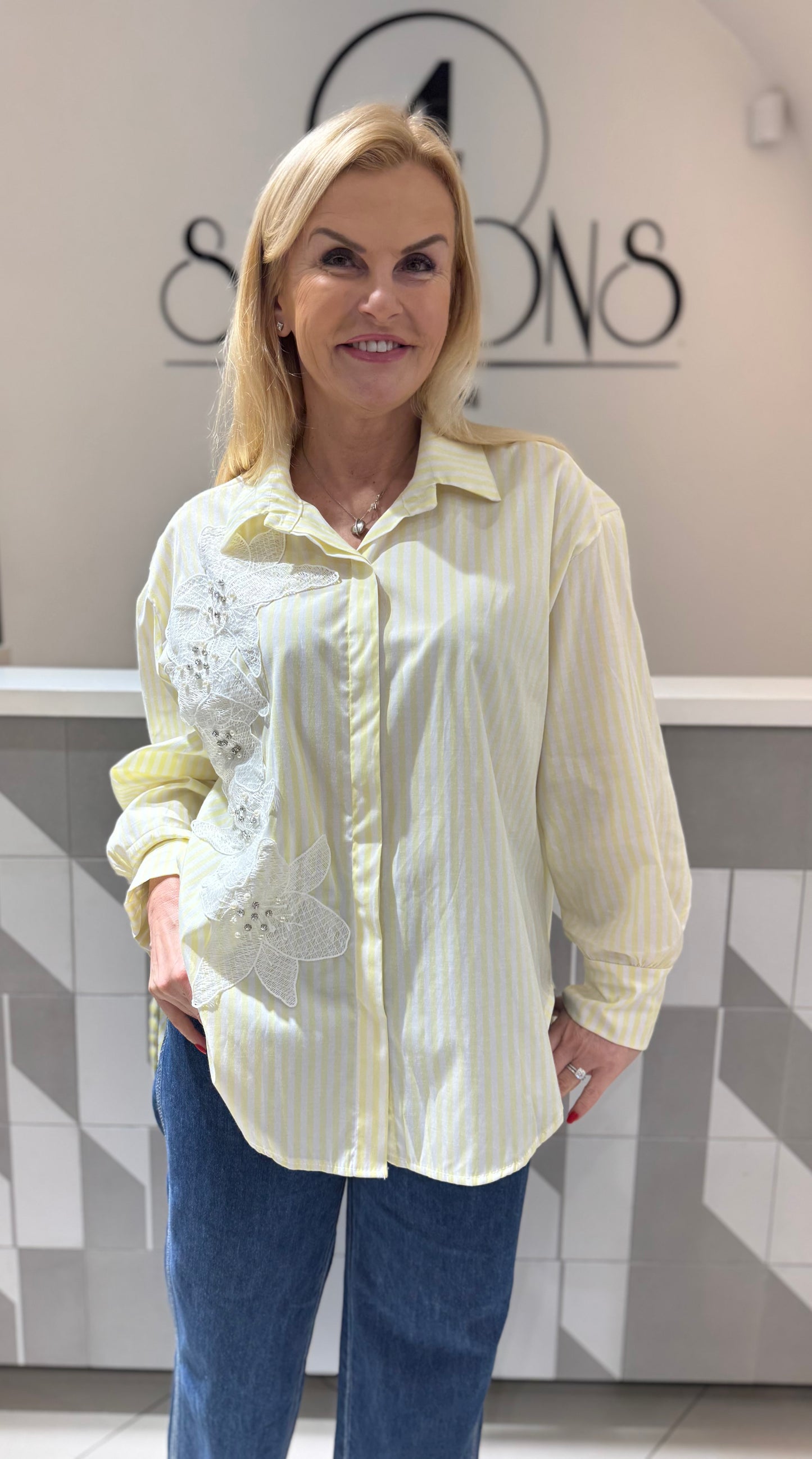 Marškiniai su nėrinių aplikacija (p881)