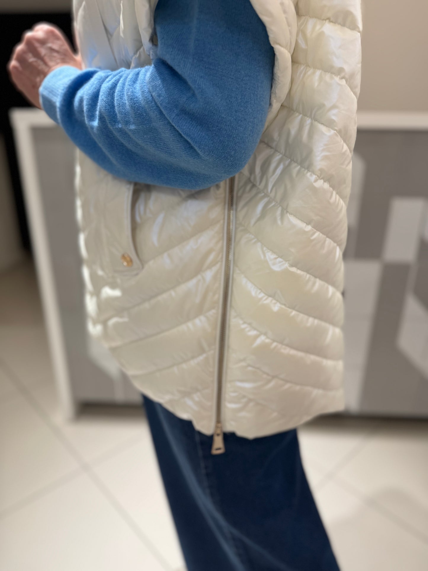 Liemenė su užtrauktukais šonuose,gobtuvas nusisega LM38)