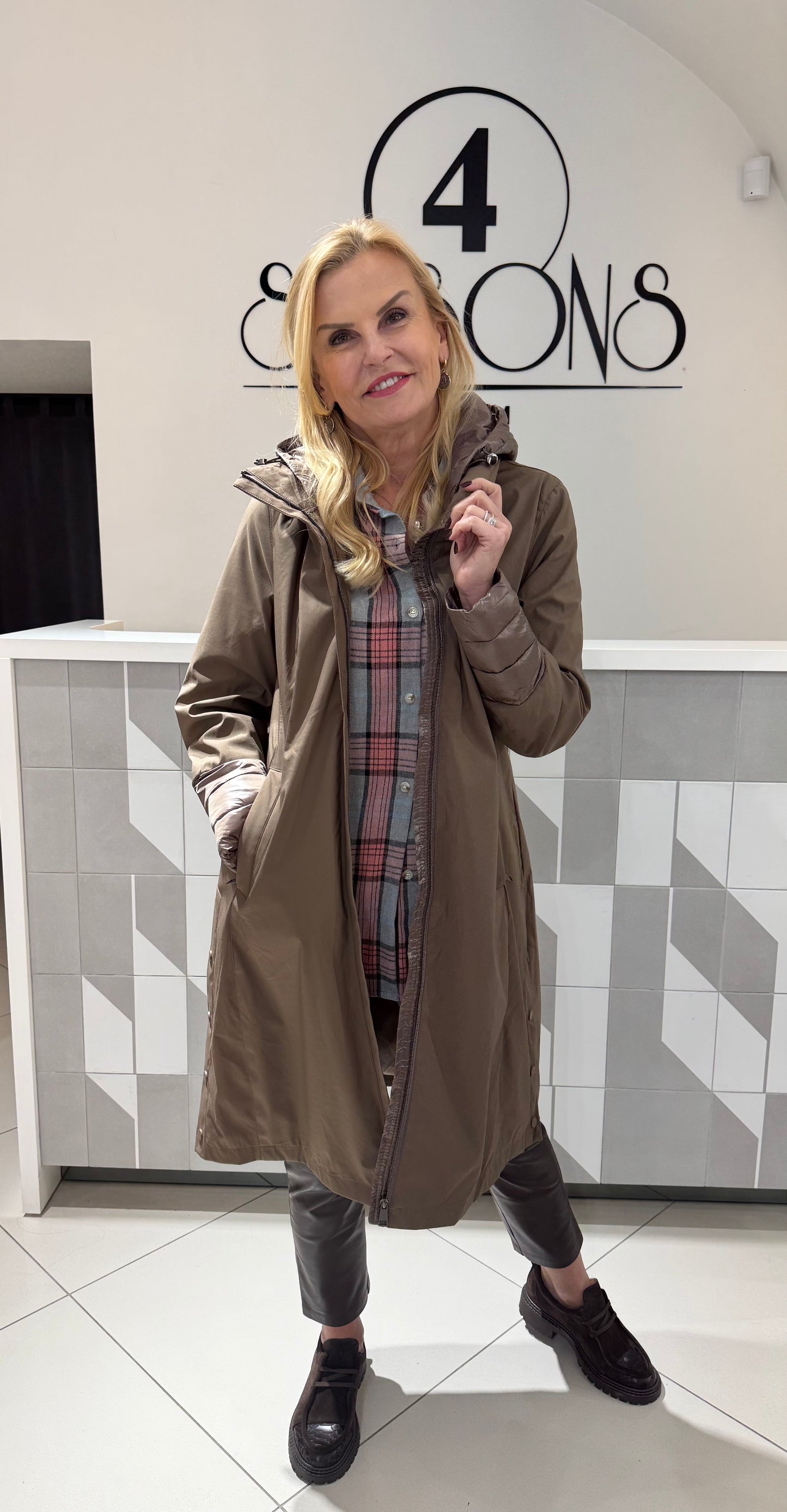 Ilga striukė su nusegamu gobtuvu (B 239)