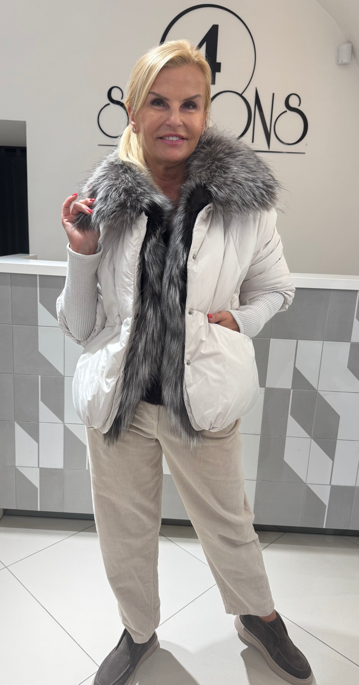 Trumpa striukė su išsegamu lapes  kailiu (B144)