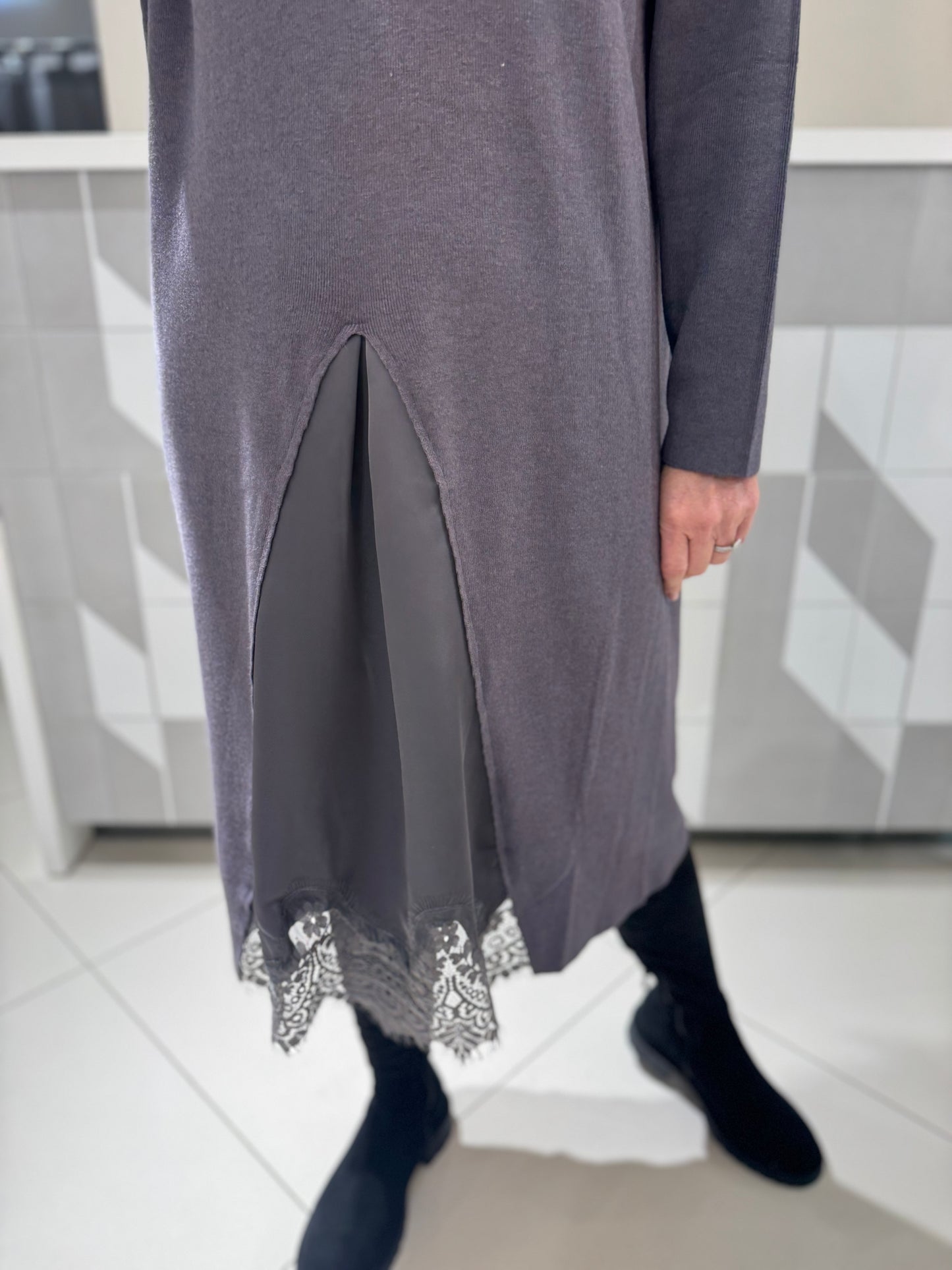 Suknelė su neriniais (S174)