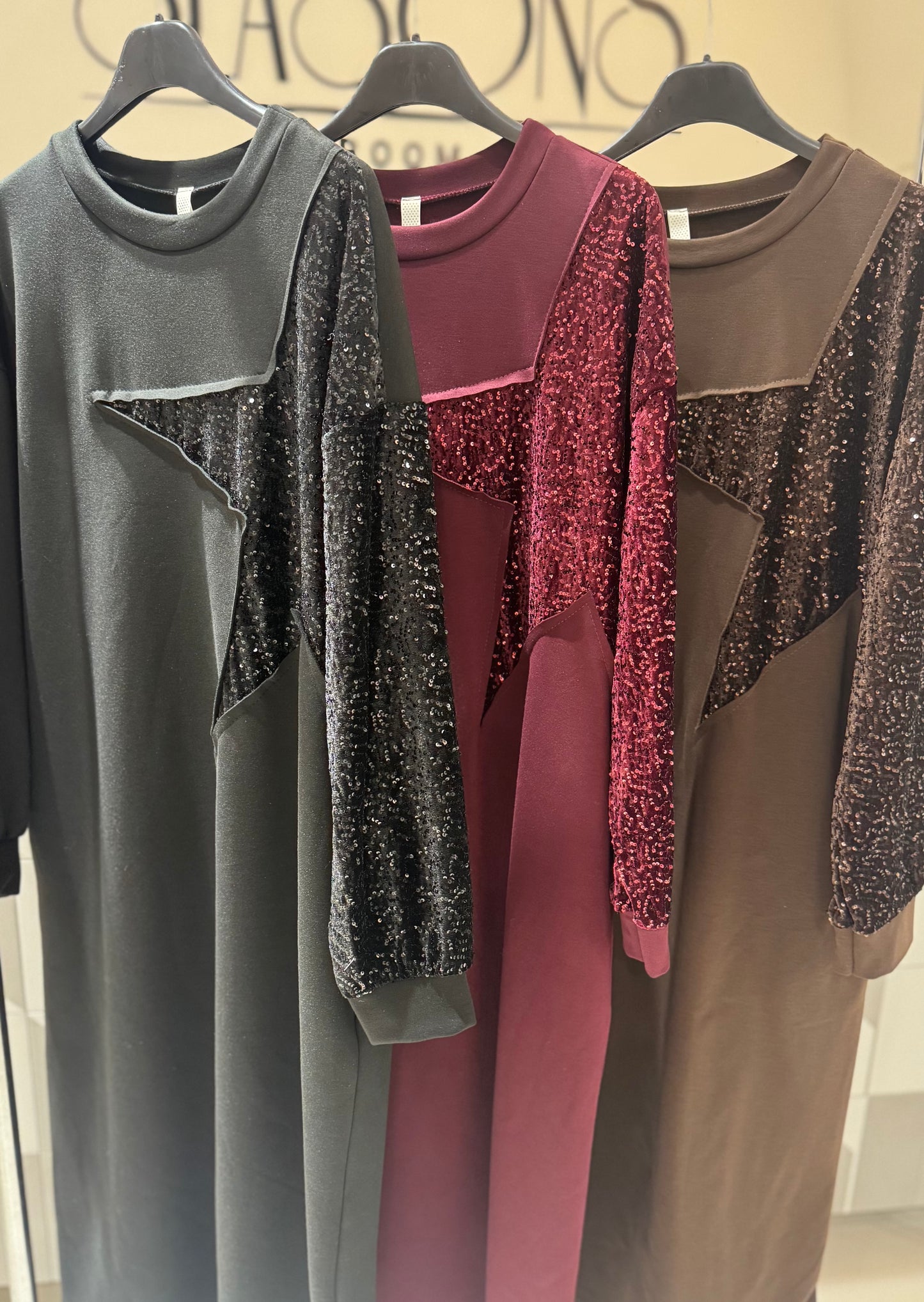 Suknelė puošta žėručiais (S175)