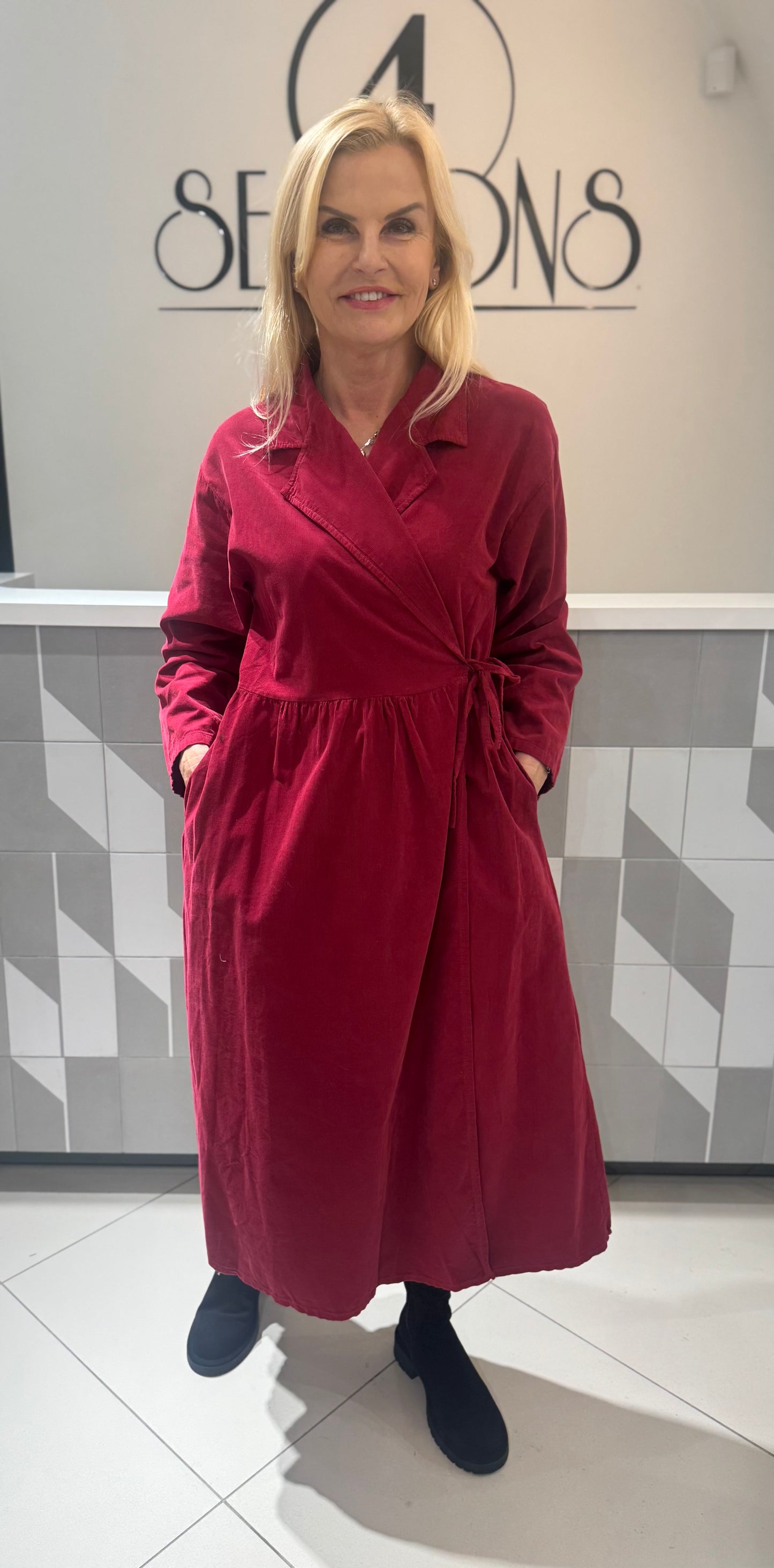 Smulkaus velvetinio audinio suknelė (S147)