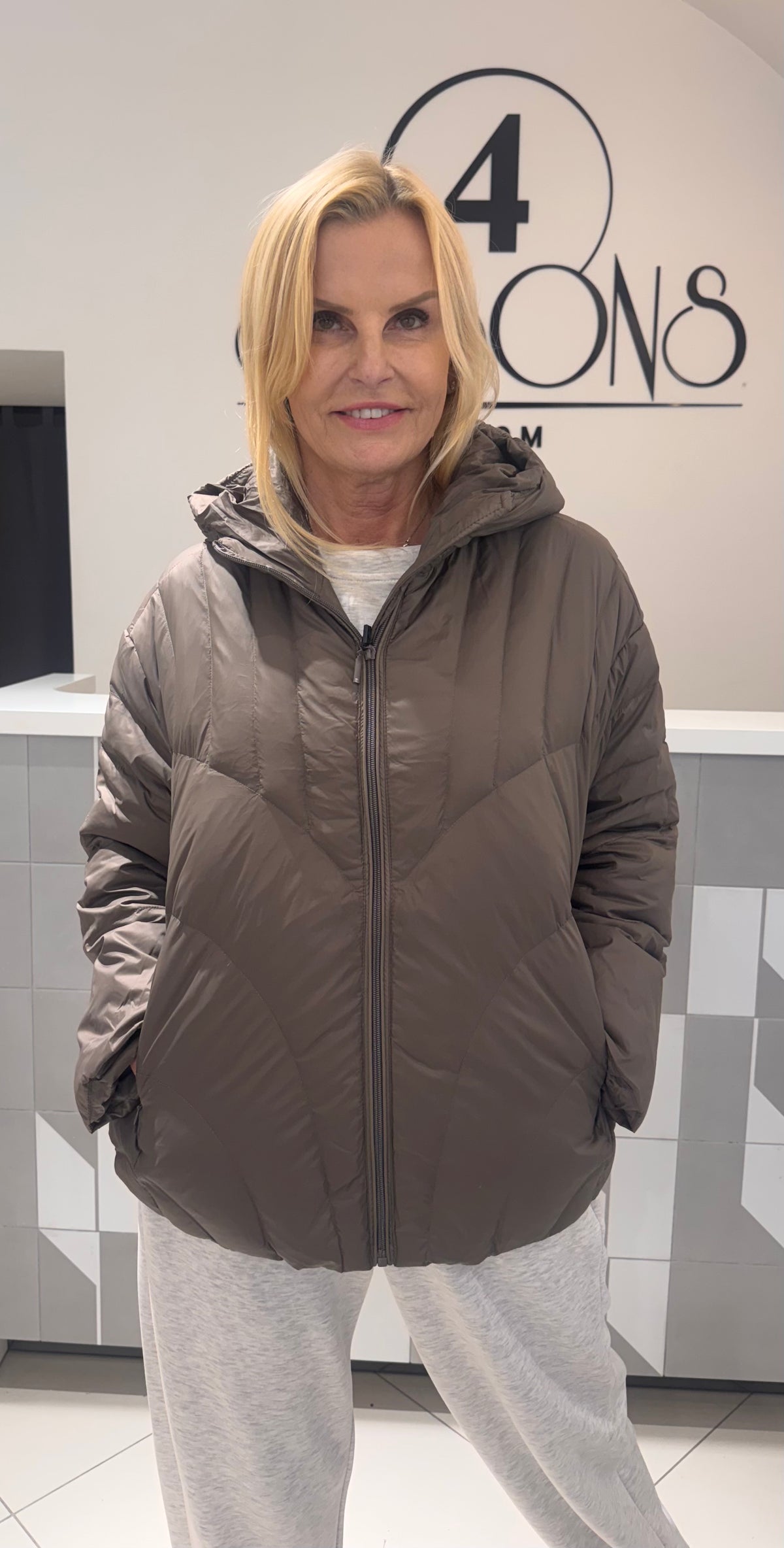 Trumpa pūkinė striukė su gobtuvu (B275)