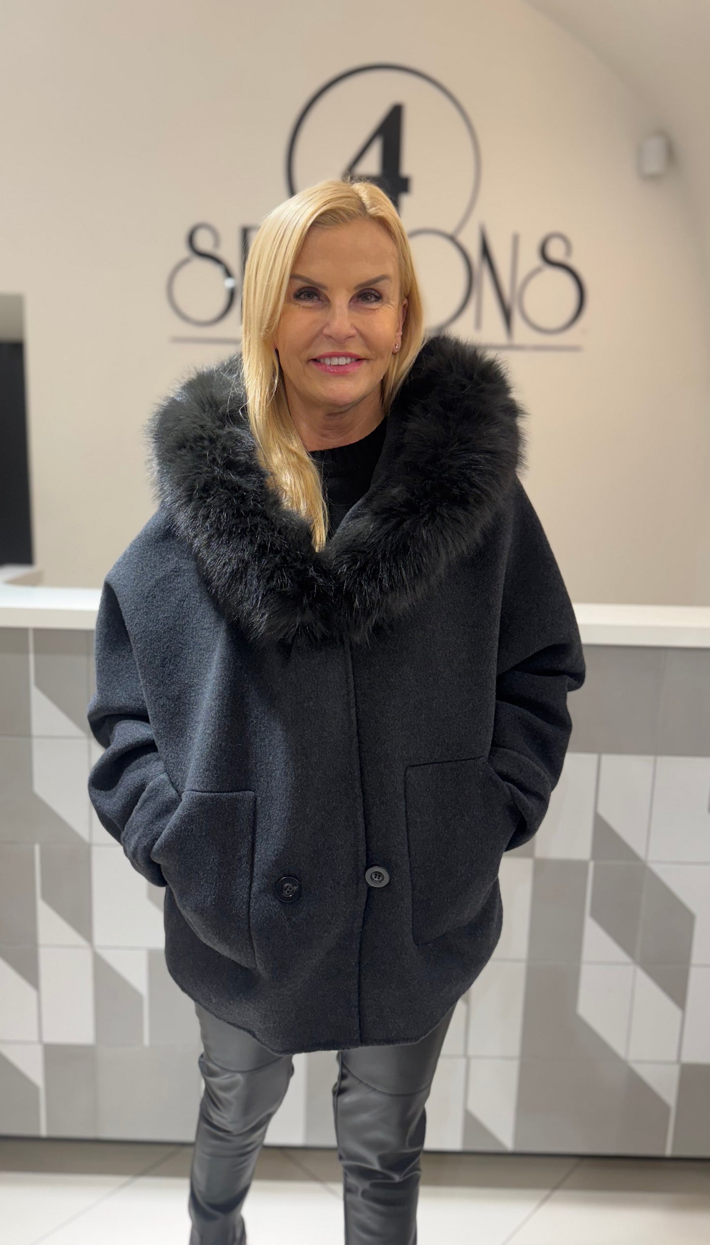 Trumpas puspaltis su kailiu (Pl79) modelis didintas