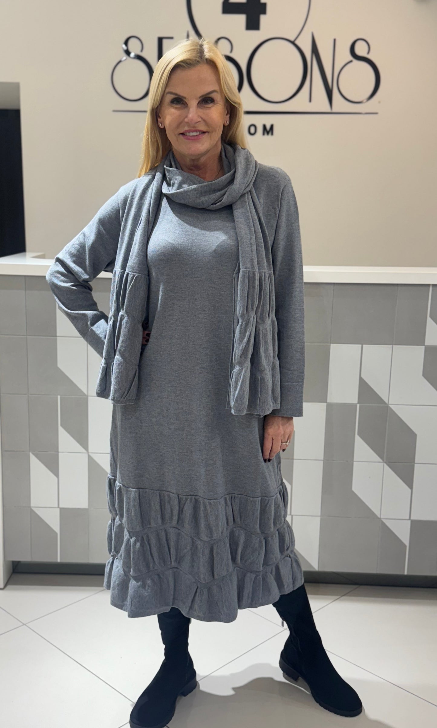 Trikotažinė suknelė su šaliu (s160)