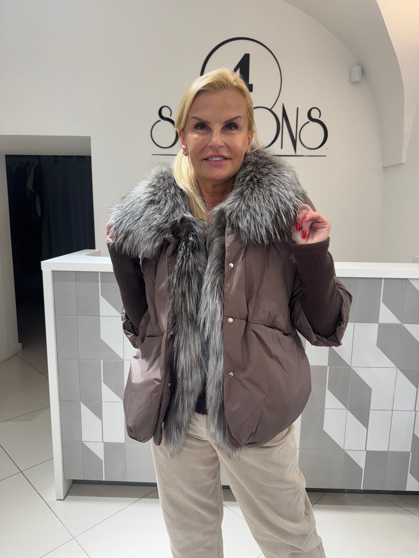 Trumpa striukė su išsegamu lapes  kailiu (B144)