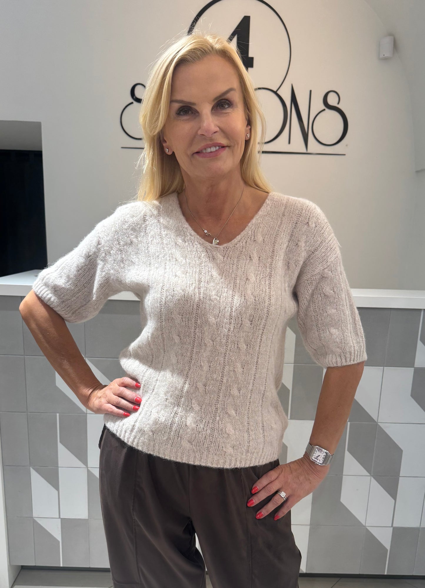 Megztinis trumpomis rankovėmis (v iškirpte) (M412)