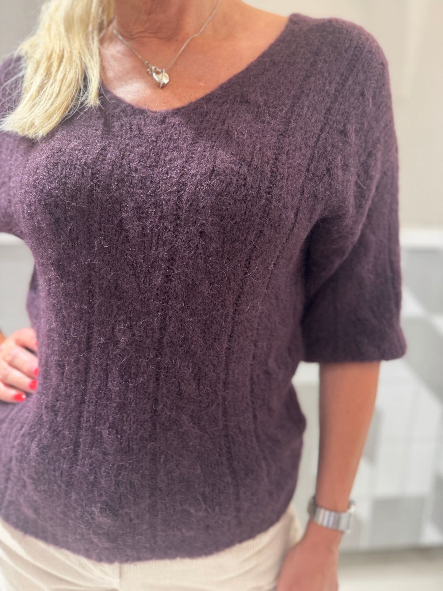 Megztinis trumpomis rankovėmis (v iškirpte) (M412)