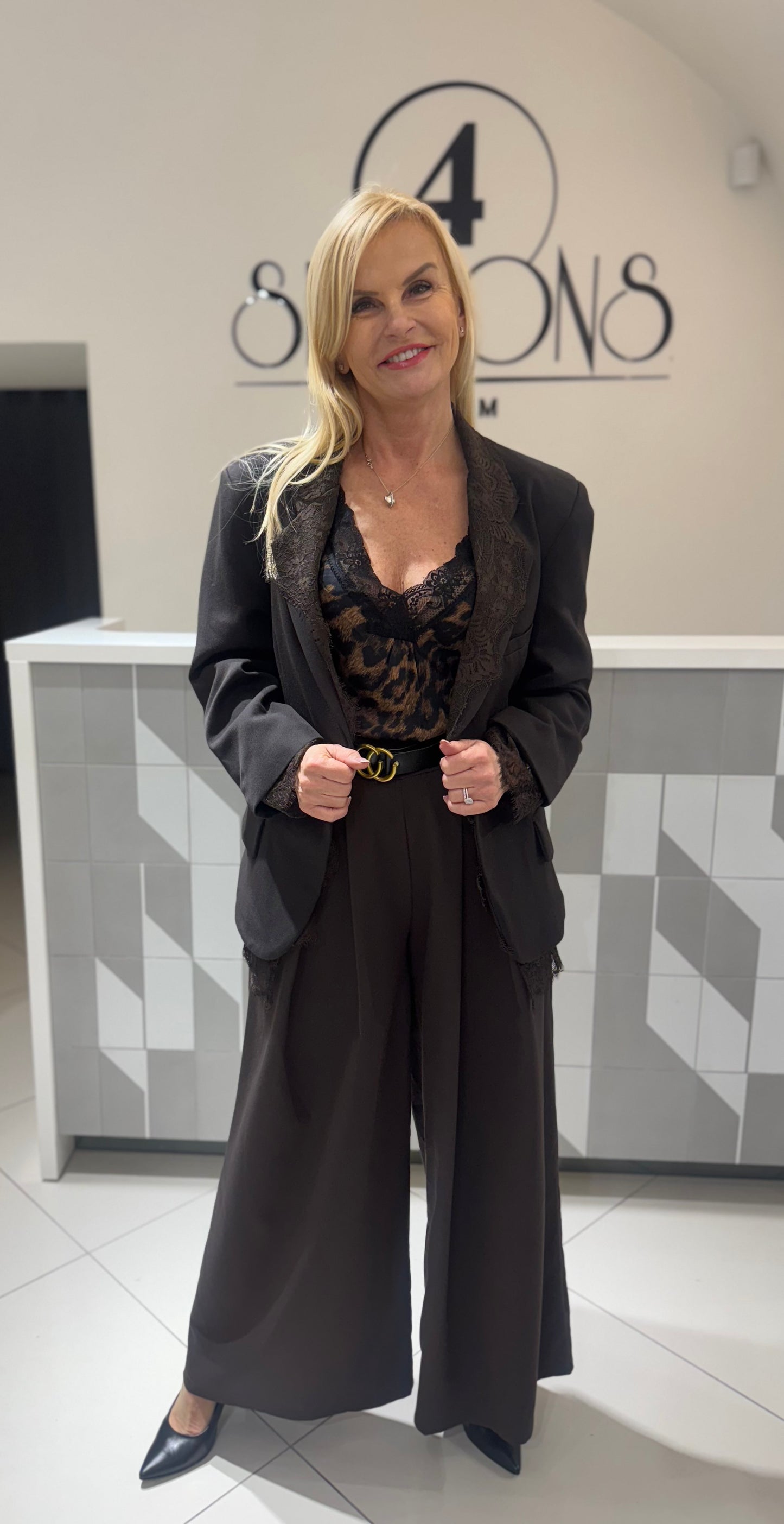 Švarkas su nėriniais Lumina (Šv155)