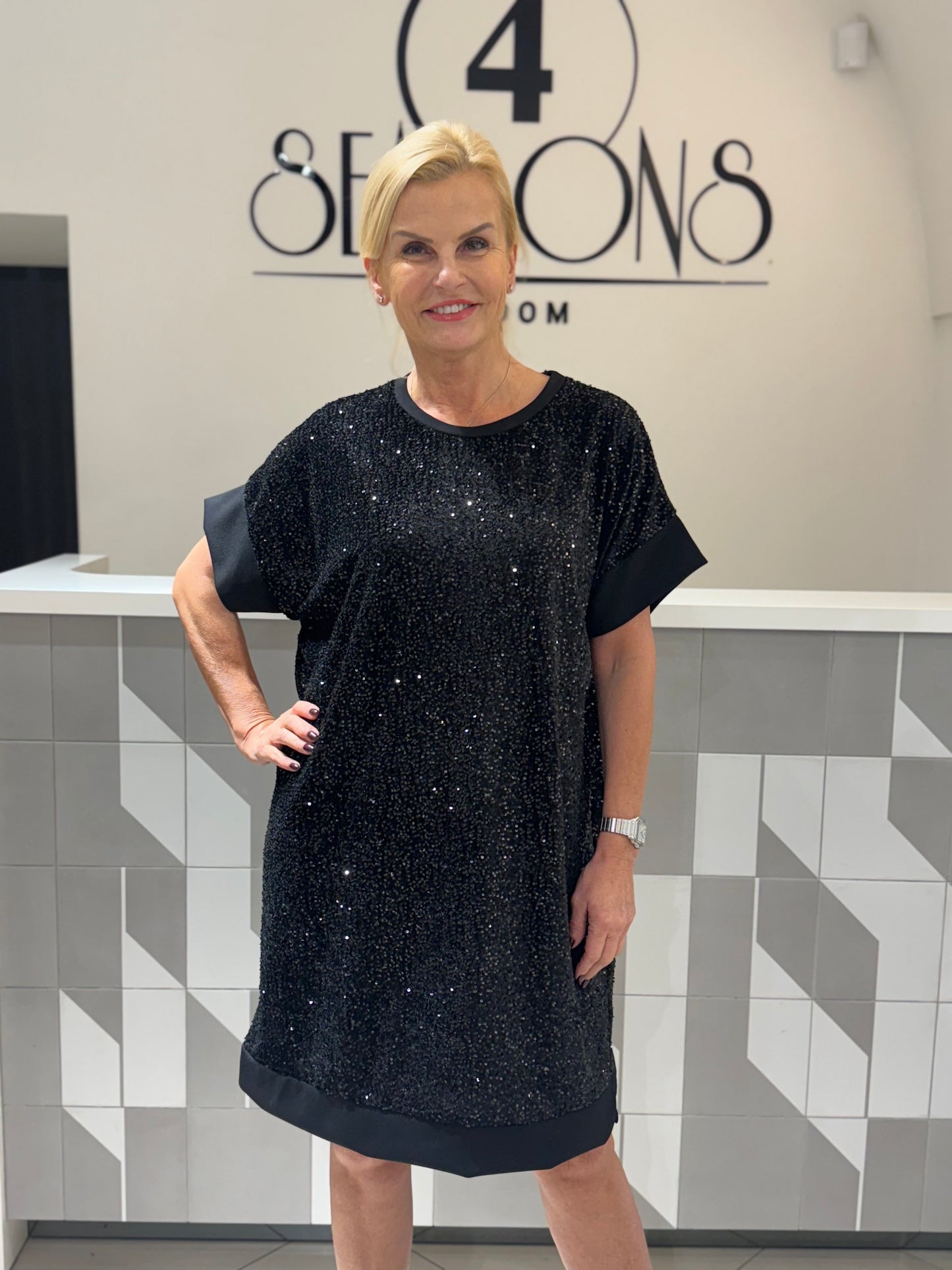 Puošni suknelė su žvyneliais (s157)