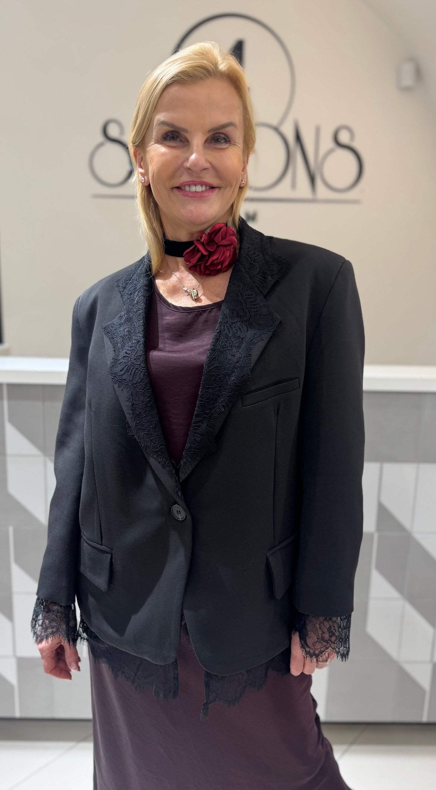 Švarkas su nėriniais Lumina (Šv155)