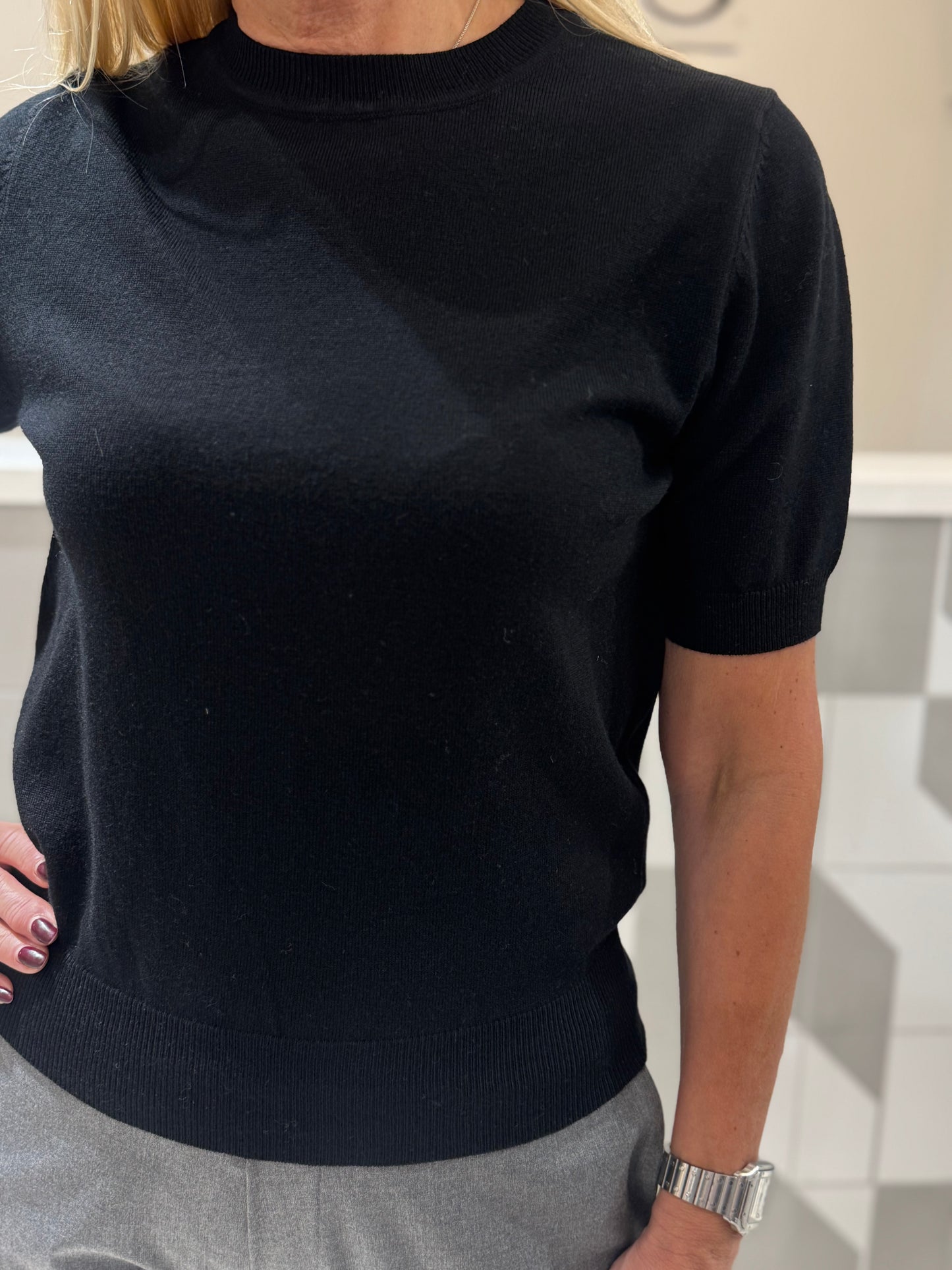 Megztukas trumpomis rankovėmis (M464)