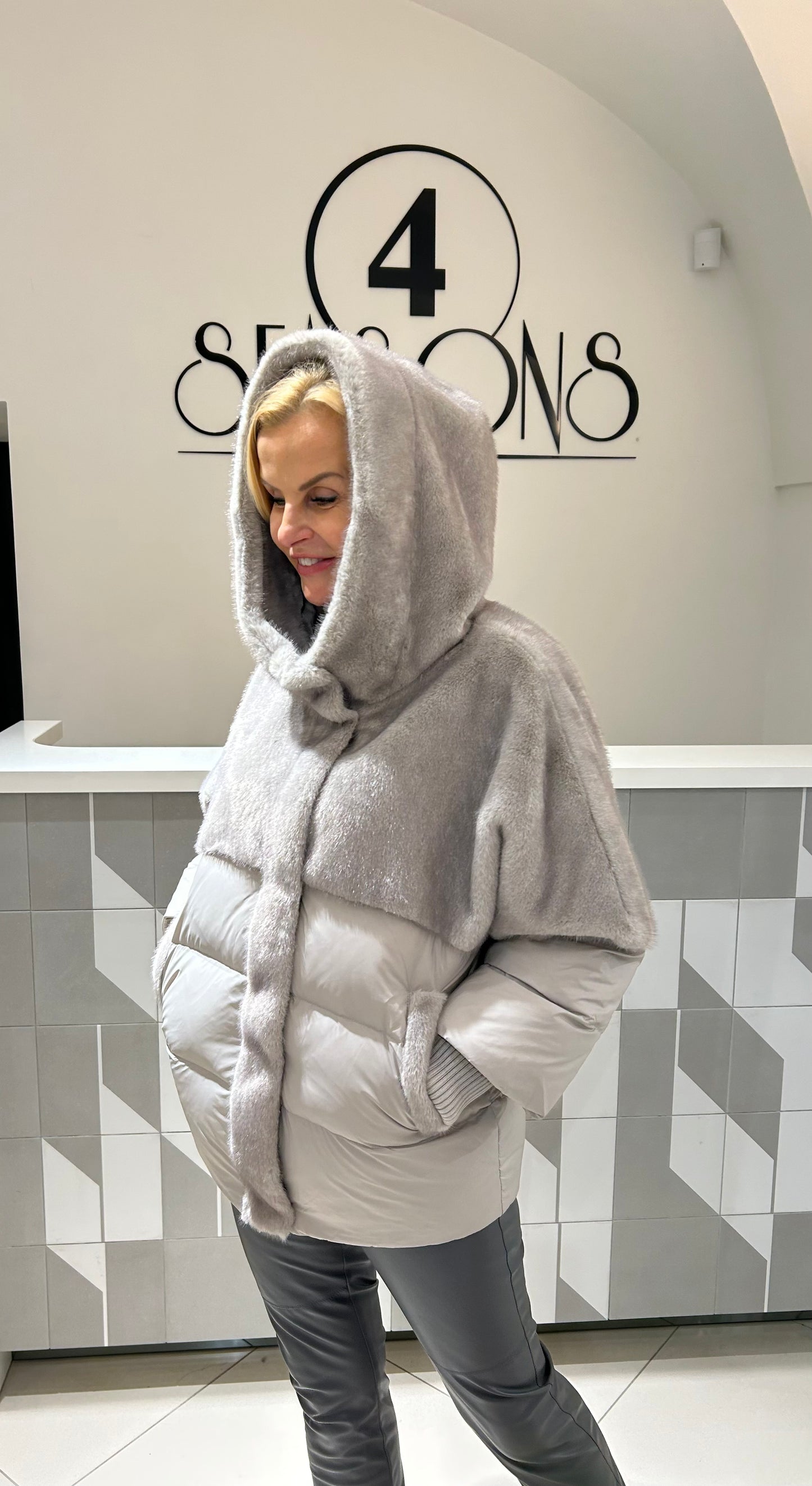 Pūkinė striukė dekoruota kailiuku (b60)