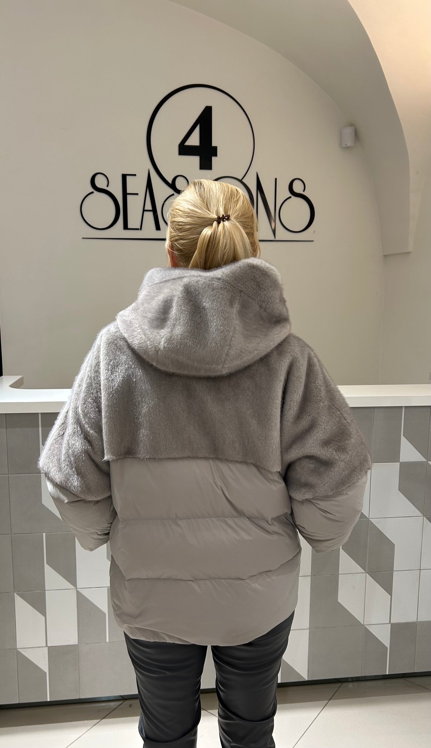 Pūkinė striukė dekoruota kailiuku (b60)