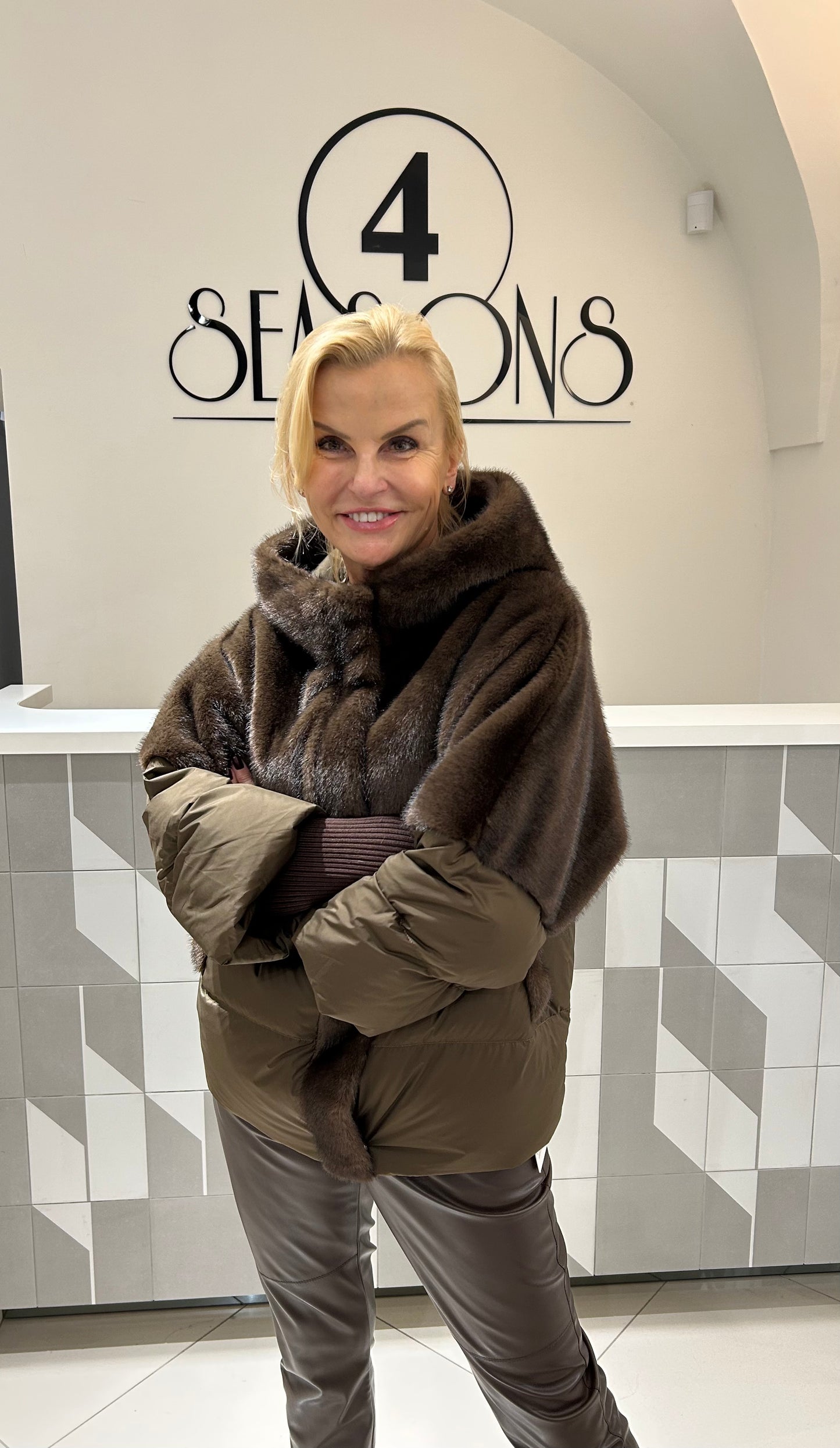 Pūkinė striukė dekoruota kailiuku (b60)