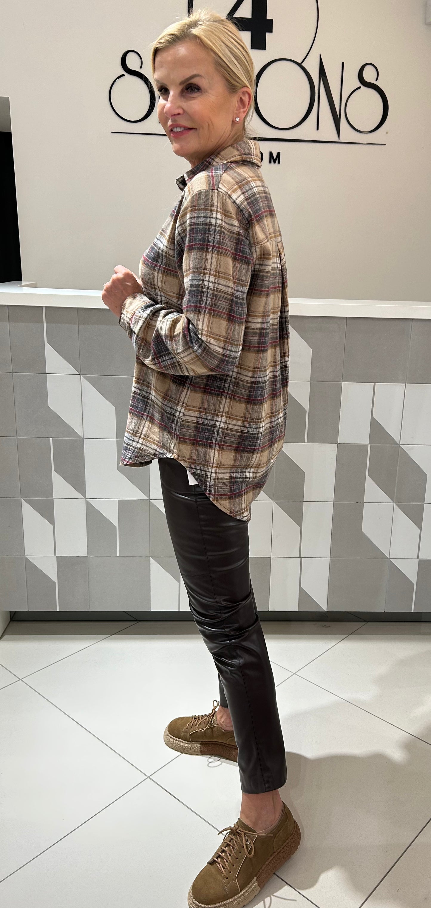 Languoti marškiniais (p851)