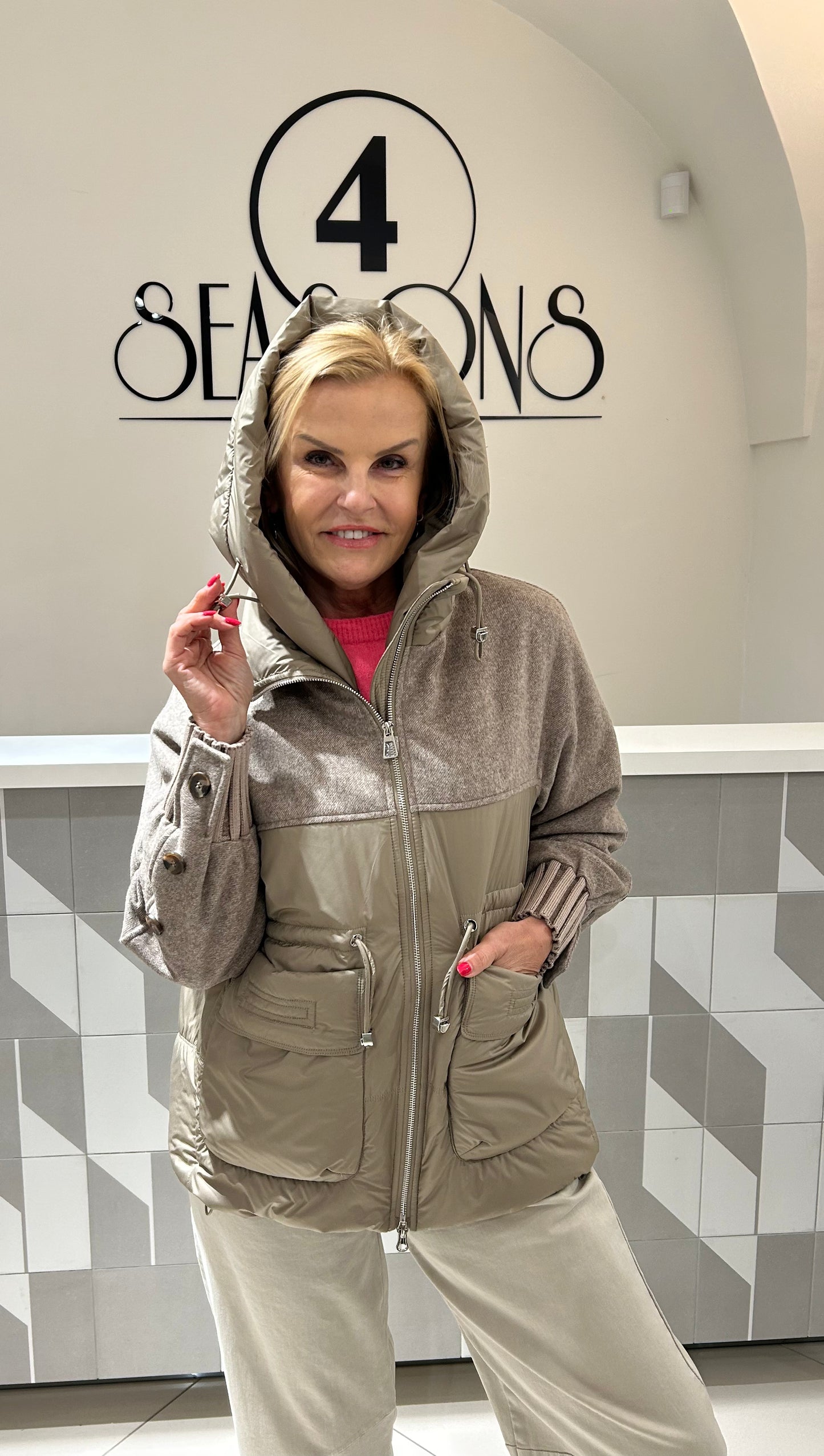 Striukė su išsegamu kapišonu (b225)