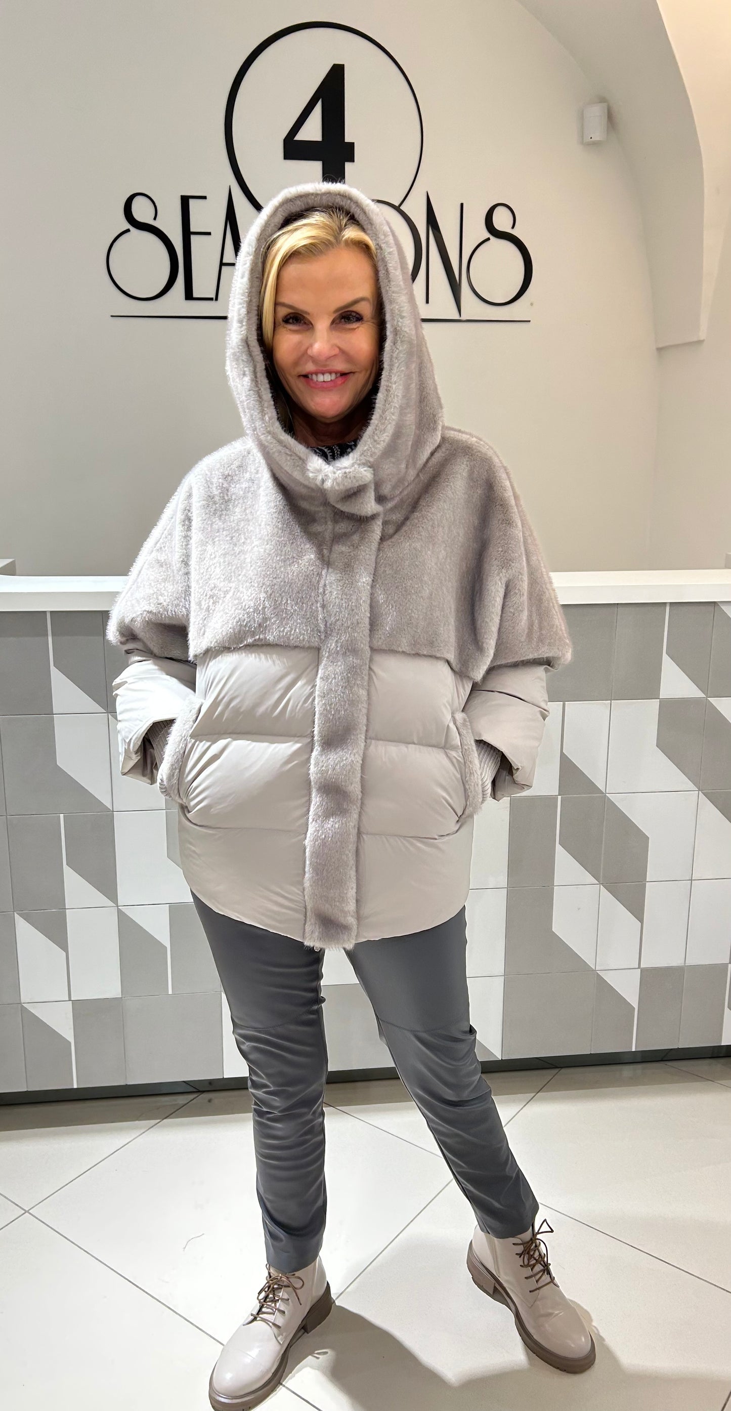 Pūkinė striukė dekoruota kailiuku (b60)