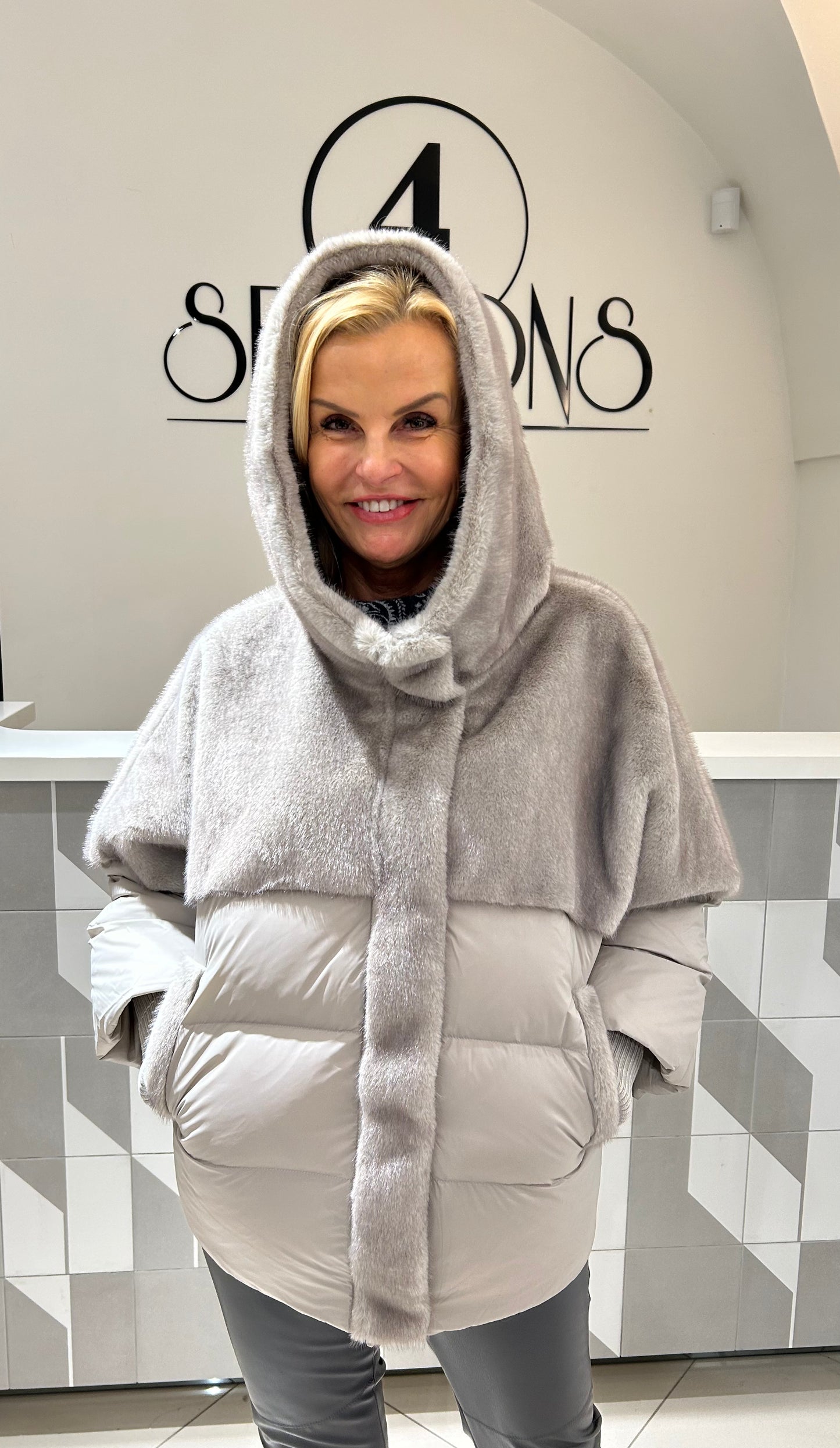 Pūkinė striukė dekoruota kailiuku (b60)