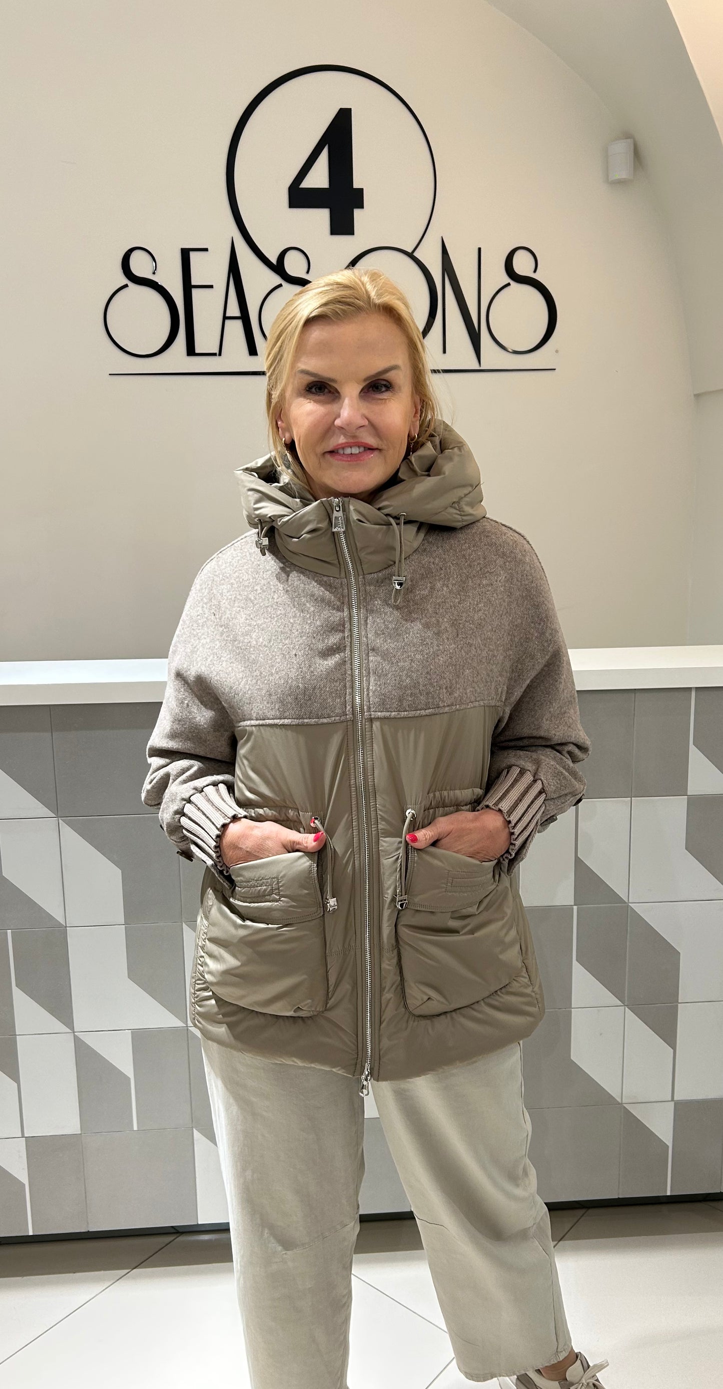 Striukė su išsegamu kapišonu (b225)