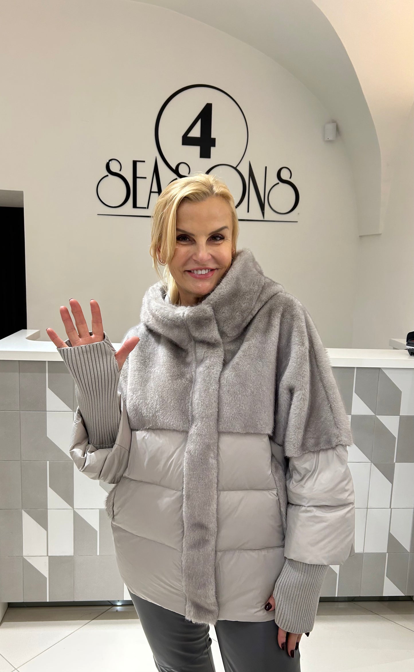 Pūkinė striukė dekoruota kailiuku (b60)