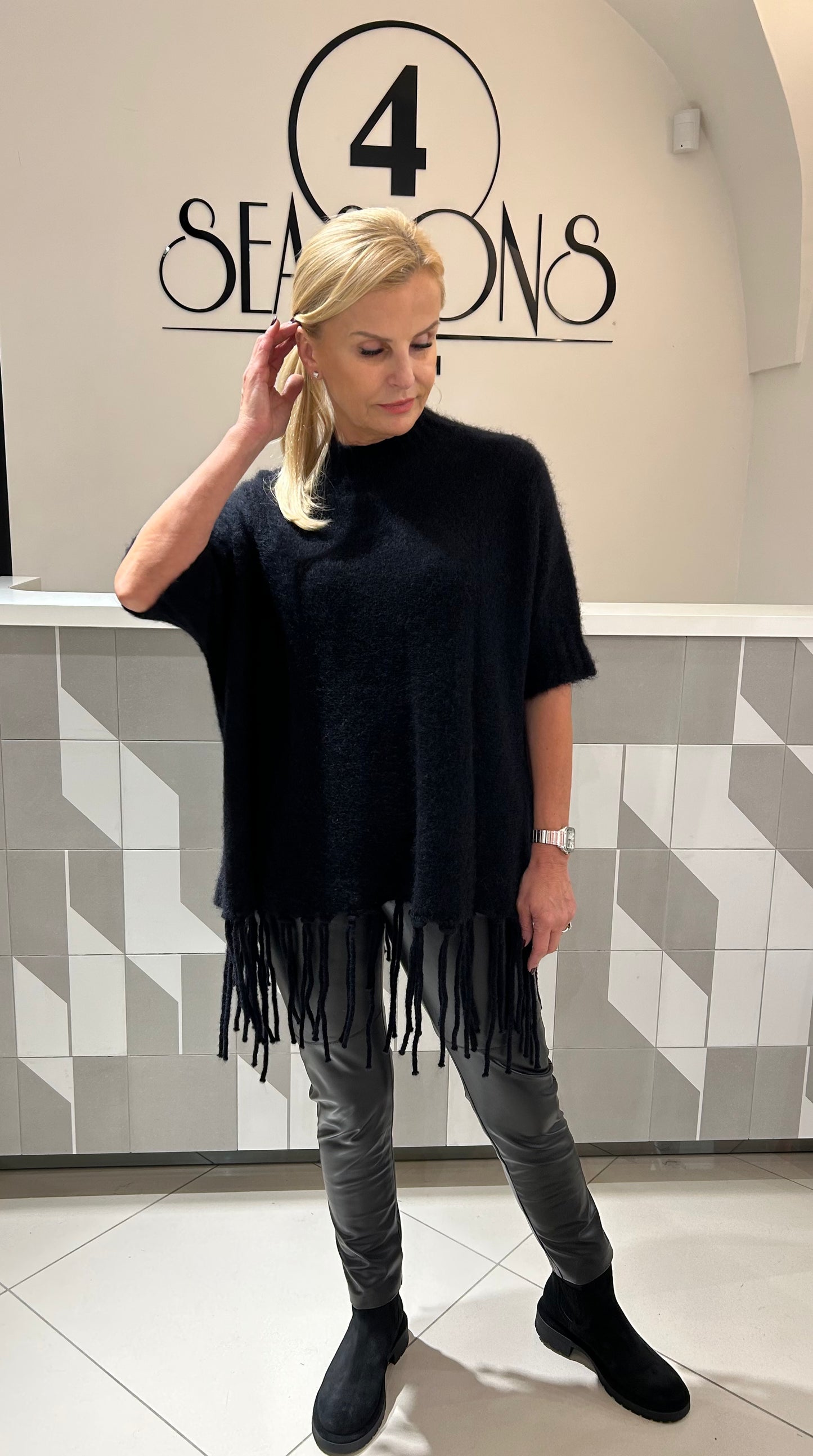 Megztinis su kutais (M439)